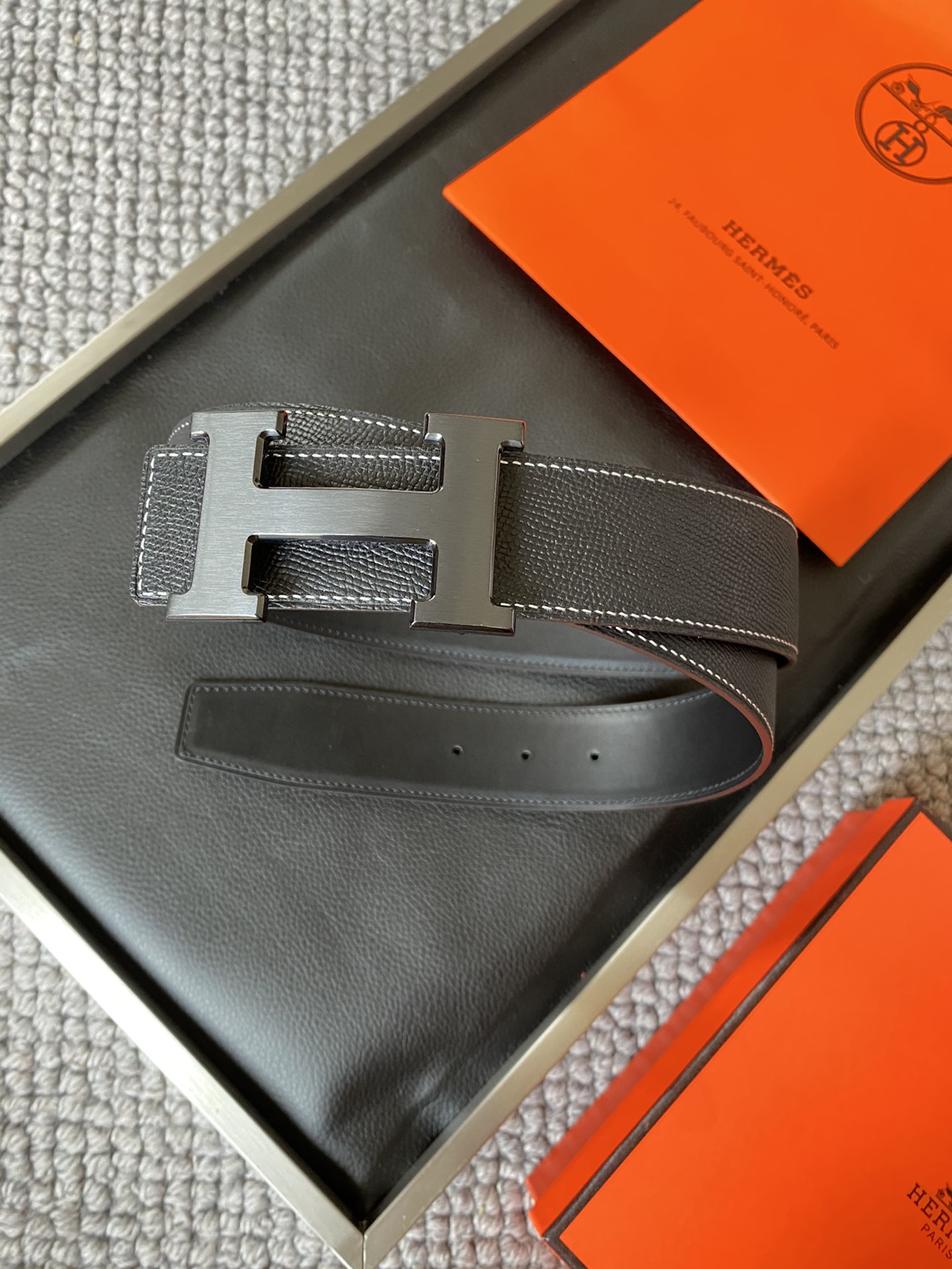  爱马仕 Hermēs Box/Togo小牛皮双面腰带，镀钯腰带扣。38毫米