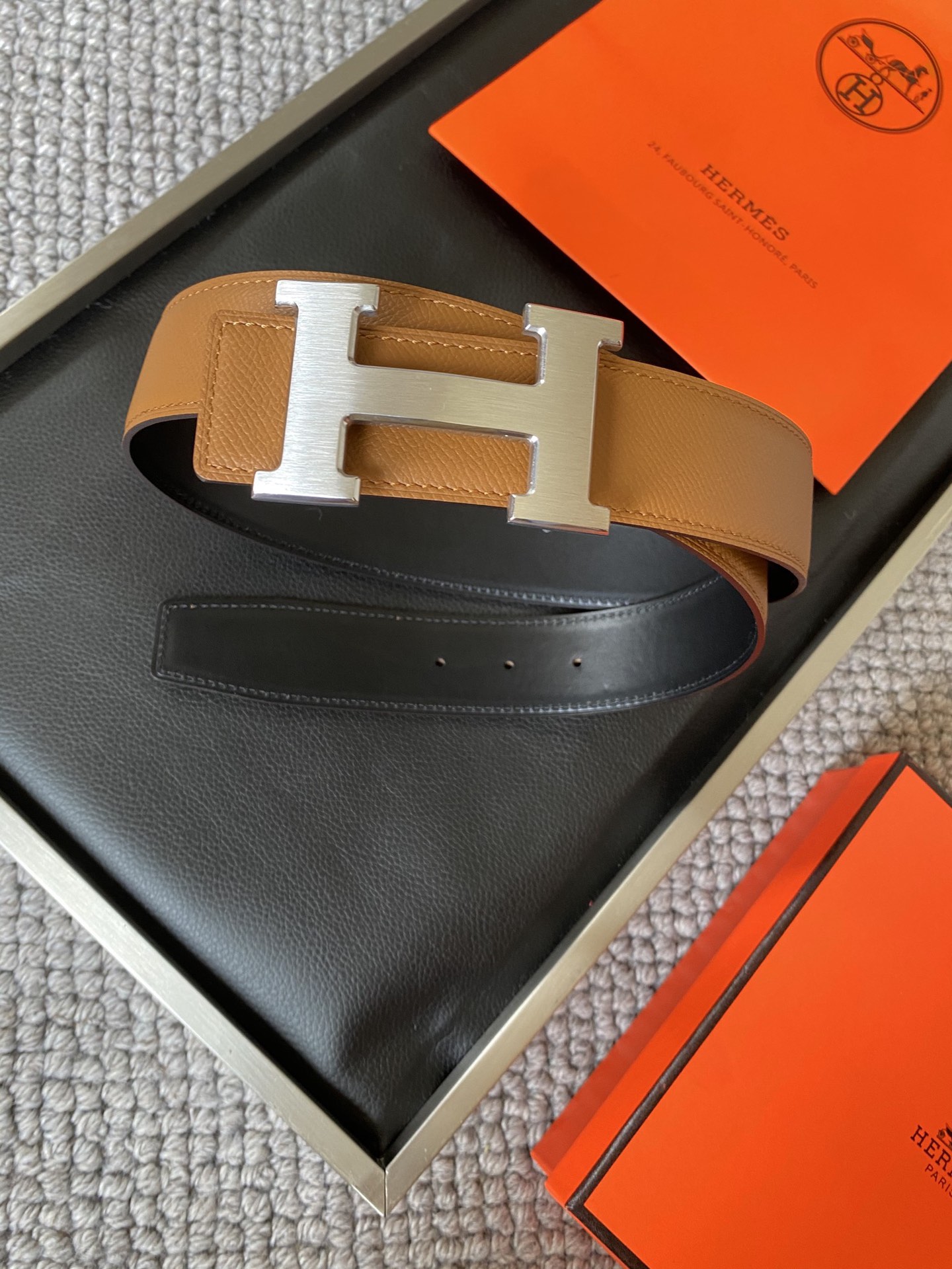  爱马仕 Hermēs Box/Togo小牛皮双面腰带，镀钯腰带扣。38毫米