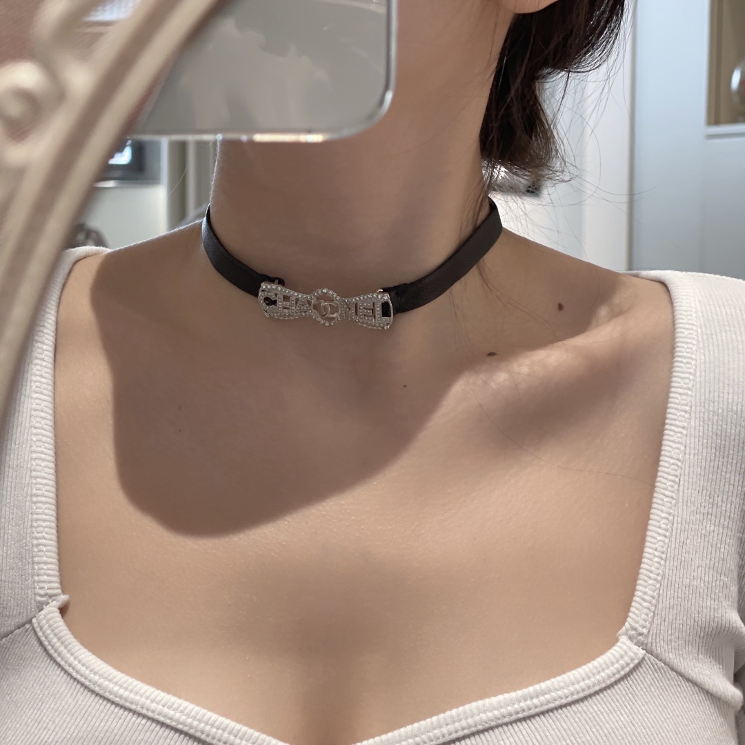NO:104165,Chanel 22B silver bow series necklace, leather braided bow rhinestone lambskin choker must-have items in autumn and winter ♀, Chanel necklace, chanel, necklace, sheepskin19860909香奈22B银色蝴蝶结系列项链 穿皮编织 蝴蝶结水钻小羊皮choker 秋冬必备单品♀,香奈儿项链,chanel,necklace,sheepskin,Jewelry