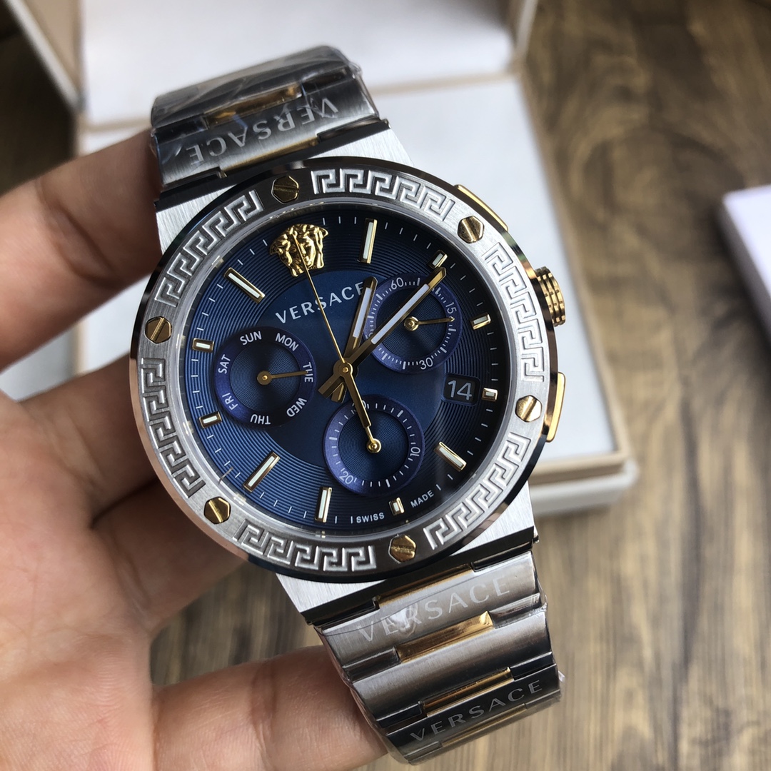 NO:157964,Batch: Original box: 50 GRECA LOGO CHRONO series The Greca logo series stands out with its three-dimensional case and rectangular bracelet chain ring. The bezel has metal screws and Greek back-patterned with masculinity, showing the contemporary charm. VERSACE style. The three-eye chronograph dial has metal style. The metal style of the three-eye chronograph dial shows the 4-hour position with calendar window to grasp the time confidently. VERSACE brand elements The bezel is decorated with Greek back-patterned relief Medusa avatar exquisite craftsmanship to evoke the fascinating sight. Every Versace watch carries an independent anti-counterfeiting code on the bottom, versace, versace, bracelet19860909批: 原盒:50 GRECA LOGO CHRONO系列 Greca标志系列以其立体的表壳和长方形的手镯链环脱颖而出表圈上带有金属螺钉及希腊回纹自带男子气概,彰显当代魅力 VERSACE型格风范 三眼计时盘面金属风格风范彰显4时位带有日历视窗掌握时间自信把握 VERSACE品牌元素 表圈饰有希腊回纹浮雕美杜莎头像精美工艺勾起迷情视线 每一枚范思哲腕表,表底均携刻独立防伪码,,versace,versace,bracelet,Watch