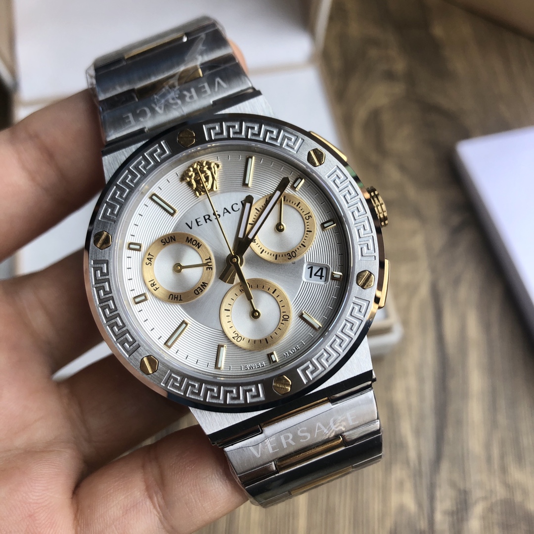 NO:157967,Batch: Original box: 50 GRECA LOGO CHRONO series The Greca logo series stands out with its three-dimensional case and rectangular bracelet chain ring. The bezel has metal screws and Greek back-patterned with masculinity, showing the contemporary charm. VERSACE style. The three-eye chronograph dial has metal style. The metal style of the three-eye chronograph dial shows the 4-hour position with calendar window to grasp the time confidently. VERSACE brand elements The bezel is decorated with Greek back-patterned relief Medusa avatar exquisite craftsmanship to evoke the fascinating sight. Each Versace watch carries an independent anti-counterfeiting code on the bottom.,,versace,versace,bracelet19860909批: 原盒:50 GRECA LOGO CHRONO系列 Greca标志系列以其立体的表壳和长方形的手镯链环脱颖而出表圈上带有金属螺钉及希腊回纹自带男子气概,彰显当代魅力 VERSACE型格风范 三眼计时盘面金属风格风范彰显4时位带有日历视窗掌握时间自信把握 VERSACE品牌元素 表圈饰有希腊回纹浮雕美杜莎头像精美工艺勾起迷情视线 每一枚范思哲腕表,表底均携刻独立防伪码.,,versace,versace,bracelet,Watch