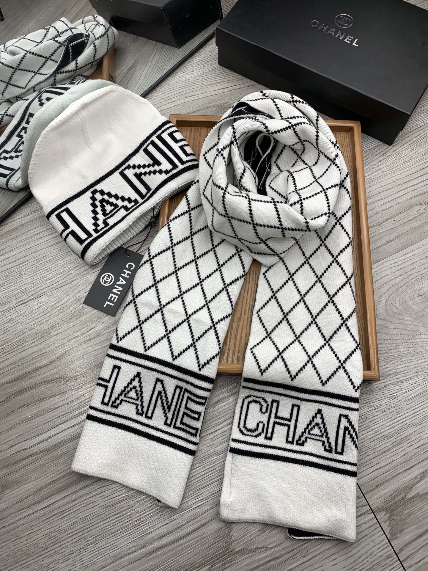 🌹。C家。【羊毛套装帽子】经典套装帽子！帽子➕围巾！材质：70%羊毛➕30%兔毛。暖暖哒超级舒服～冬日小