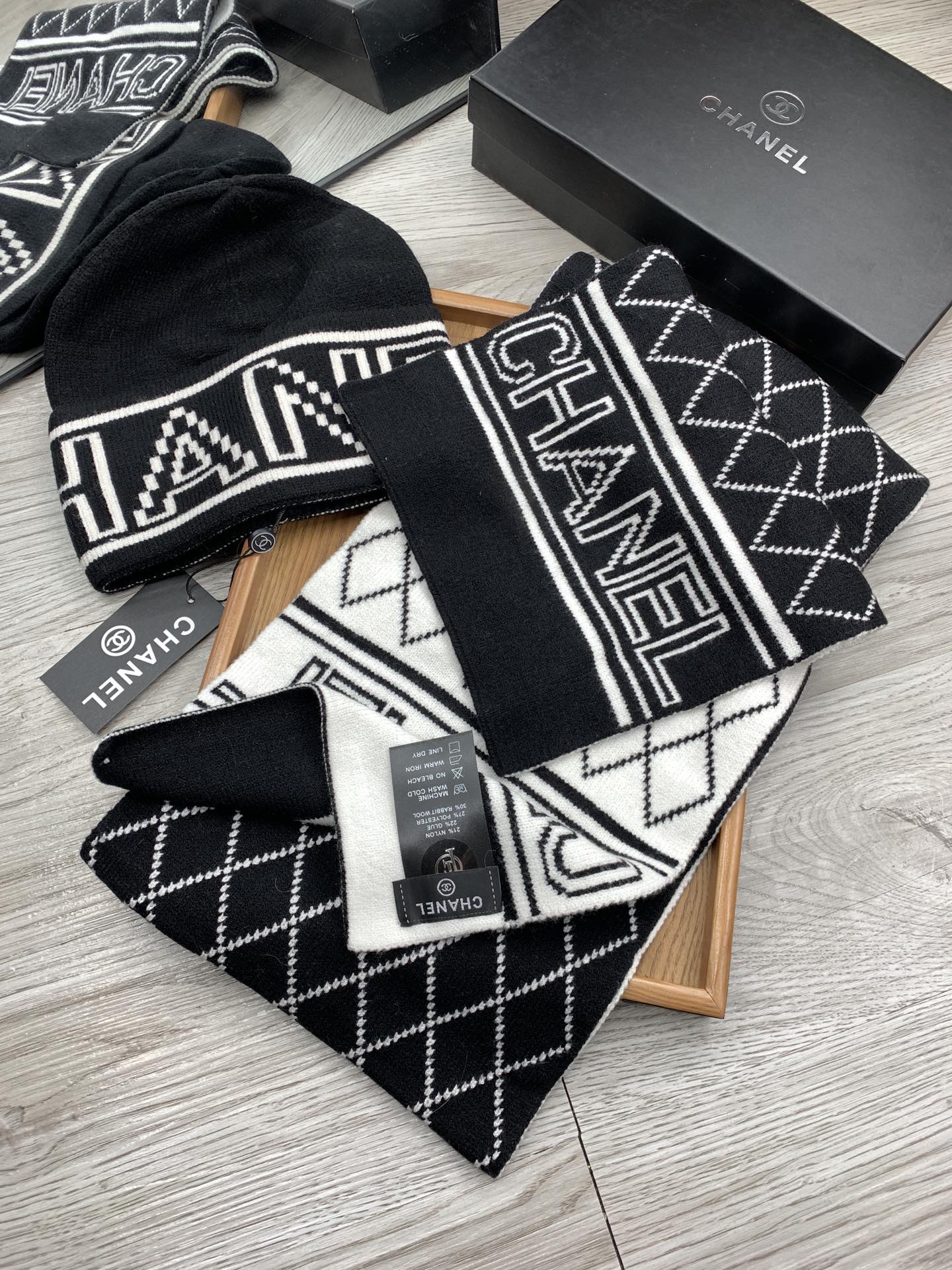 🌹。C家。【羊毛套装帽子】经典套装帽子！帽子➕围巾！材质：70%羊毛➕30%兔毛。暖暖哒超级舒服～冬日小
