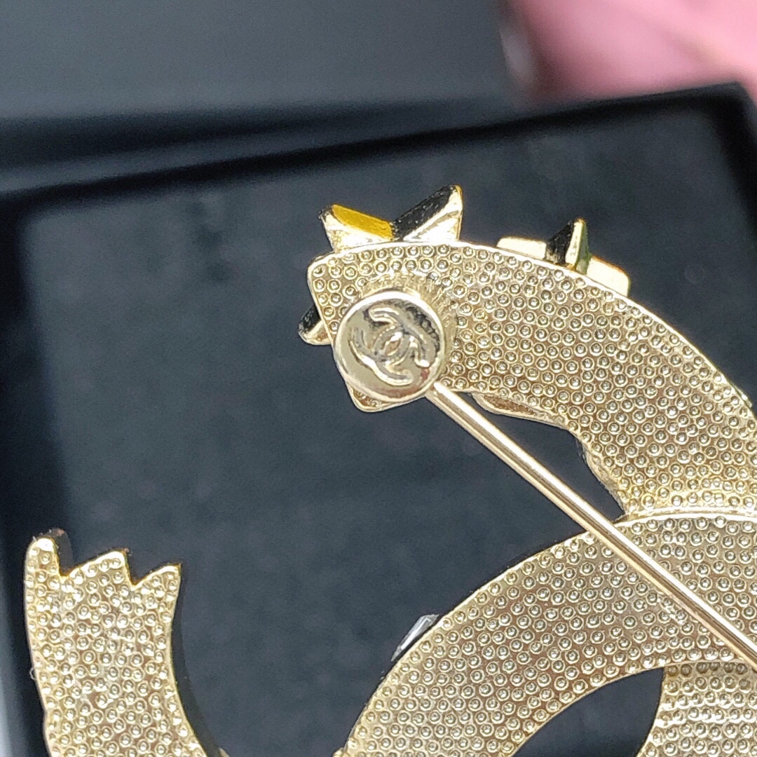 编号XXZ0133银色
编号XXZ0160黑色
编号XXZ0138金色
🆕2021新款彗星五角星胸针，搭