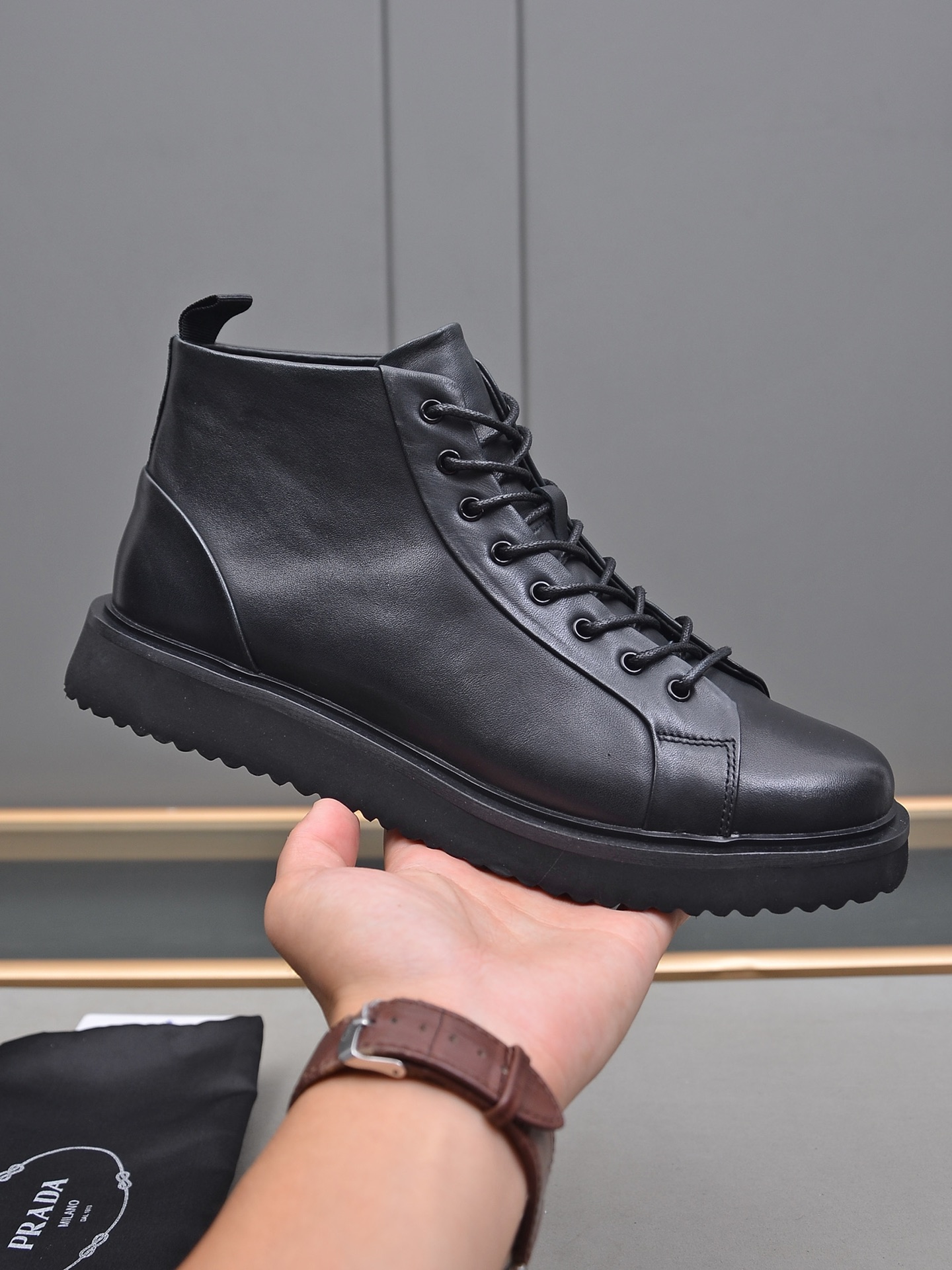 J0   普拉达高端男士商务鞋 大气原版套楦型简约奢华大气，成功男士首选 材质：进口顶级原版头层牛皮+透气猪里尊贵奢华.38 39 40 41 42 43 44 45定做