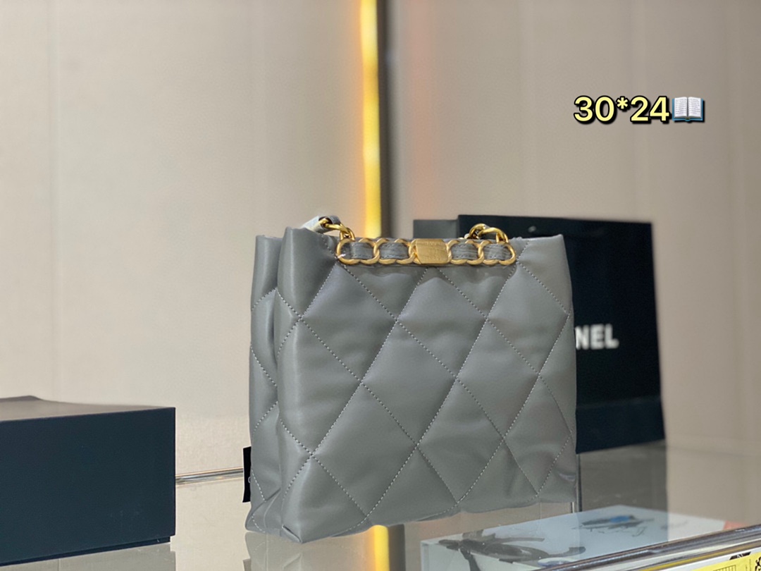 L0  Chanel 2022 HOBO嬉皮包 吸睛@@的就是她的多样背法，可做潮酷单肩包，可爱 材质:小羊皮革做旧古铜金 这个背法就只有一种~单肩 尺寸: 30*24cm”},”old_time”:”1月前