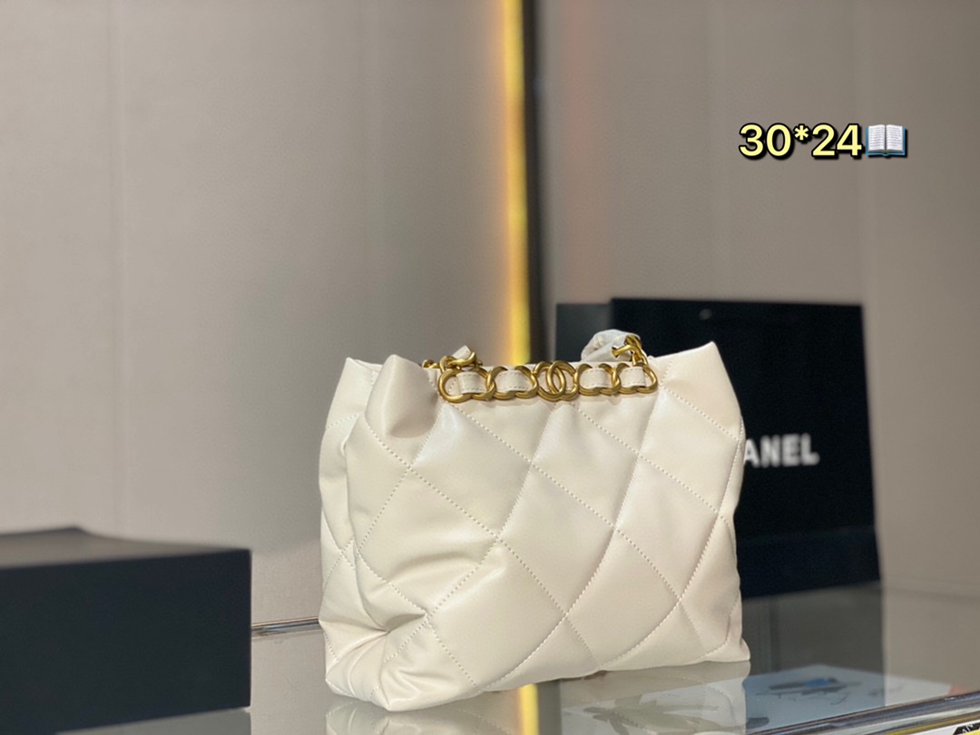 L0  Chanel 2022 HOBO嬉皮包 吸睛@@的就是她的多样背法，可做潮酷单肩包，可爱 材质:小羊皮革做旧古铜金 这个背法就只有一种~单肩 尺寸: 30*24cm