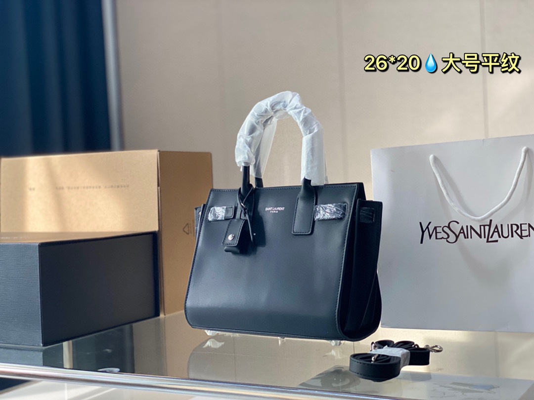 L5 YVES SAINT LAURENT  Saint Laurent 圣罗兰 YSL 经典风琴 Saint Laurent手提包，酷酷的黑色~麂皮面料，奢华有.内涵~可调节肩带设计~鳄鱼纹压花saintlaurent签名logo低调奢华~ 双层牛皮底部~可以放非常多的文件还不容易塌 尺寸: 26 20cm 可以斜背，单肩，手提~刻有圣罗兰金属牌匾和皮革包裹挂锁，凸显尊贵气质~ 都市精英必备佳品，梦中情包之一