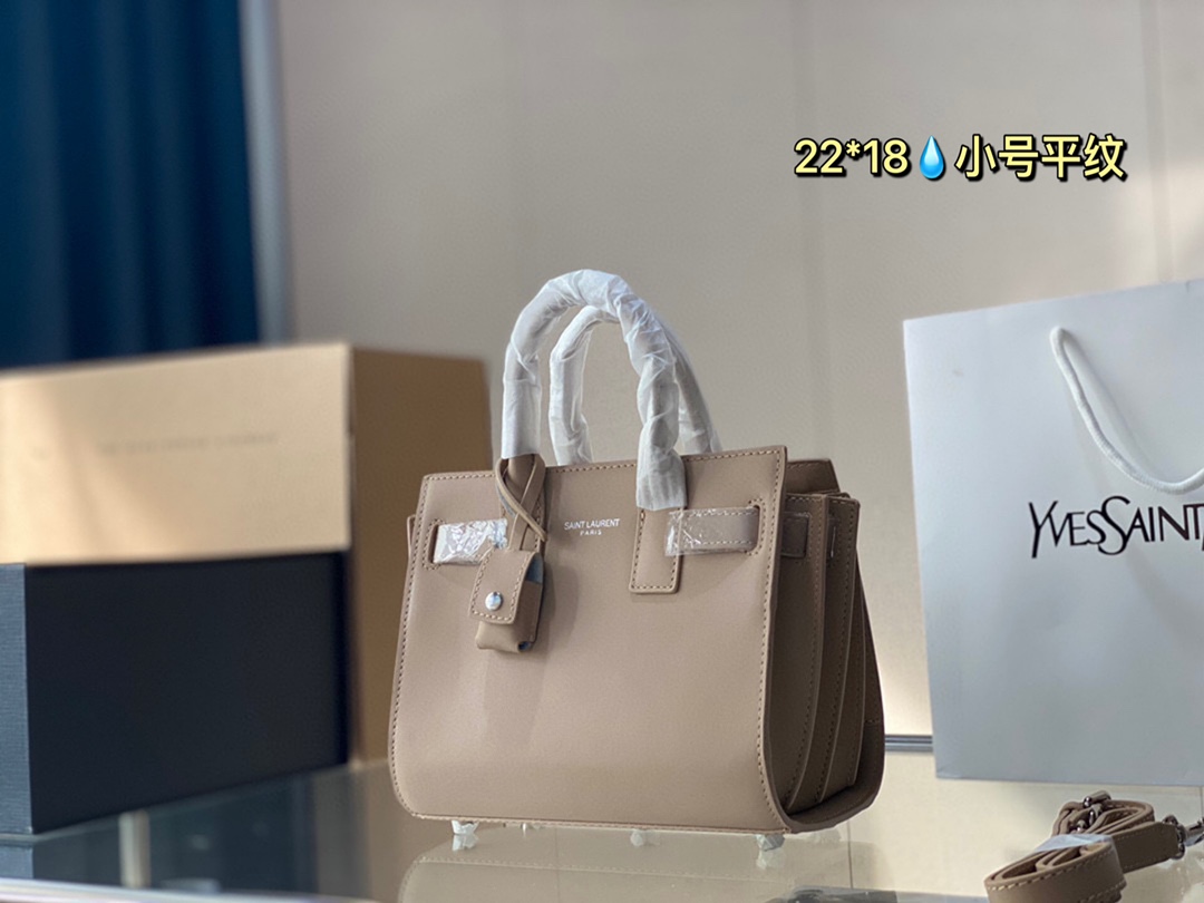 L5 YVES SAINT LAURENT  Saint Laurent 圣罗兰 YSL 经典风琴 Saint Laurent手提包，酷酷的黑色~麂皮面料，奢华有.内涵~可调节肩带设计~鳄鱼纹压花saintlaurent签名logo低调奢华~ 双层牛皮底部~可以放非常多的文件还不容易塌 尺寸: 22*18cm 可以斜背，单肩，手提~刻有圣罗兰金属牌匾和皮革包裹挂锁，凸显尊贵气质~ 都市精英必备佳品，梦中情包之一