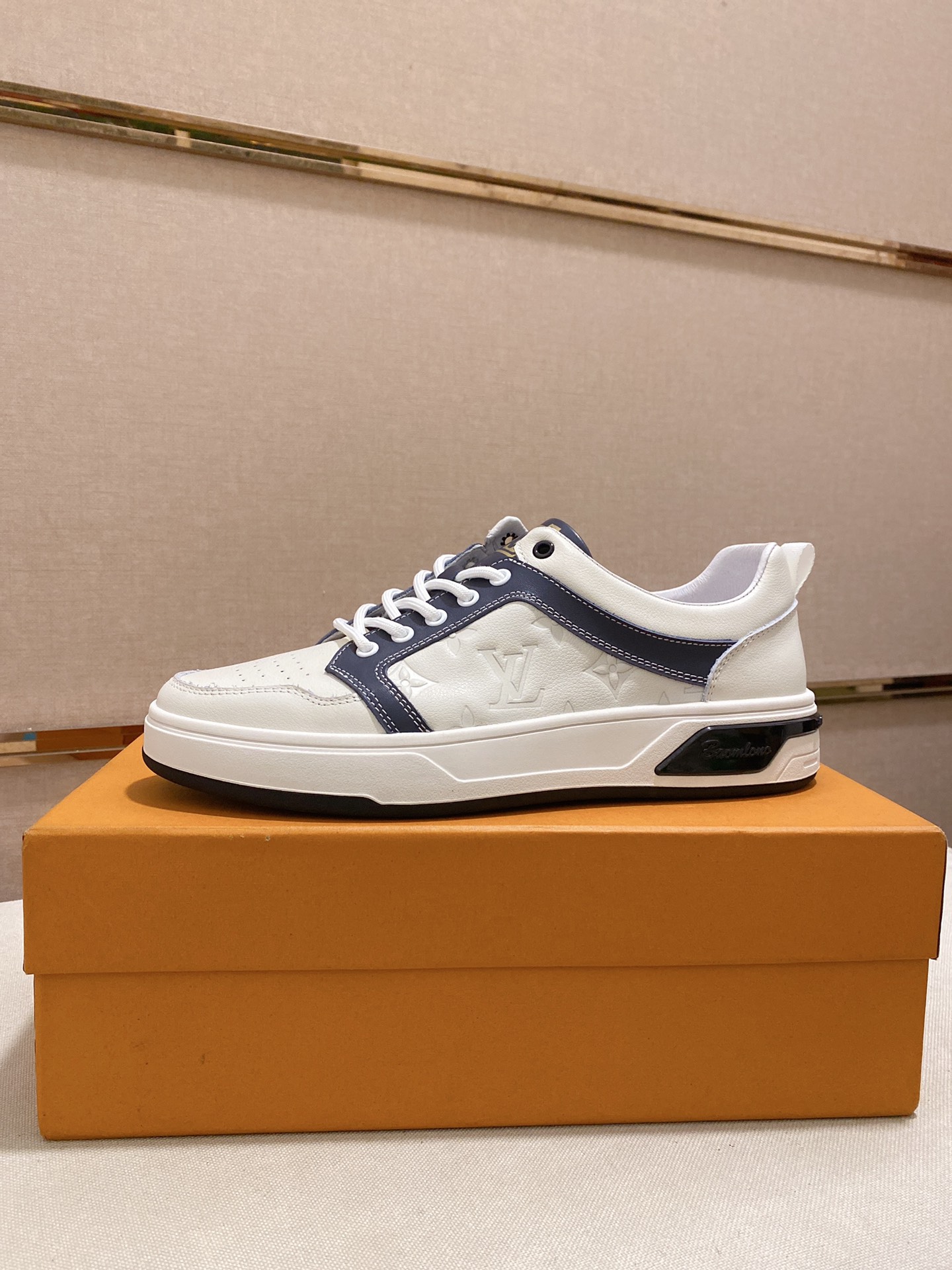 I5 Louis Vuitton路易威登/LV顶级专柜同步发售,鞋面意大利进口头层牛皮,羊皮内里,完全1比1复刻,鞋底：原厂特供原版底,独家活动成型底超级舒适,原厂跟单货,高品质,可随意进出专柜,欢迎对比.码数:38-44