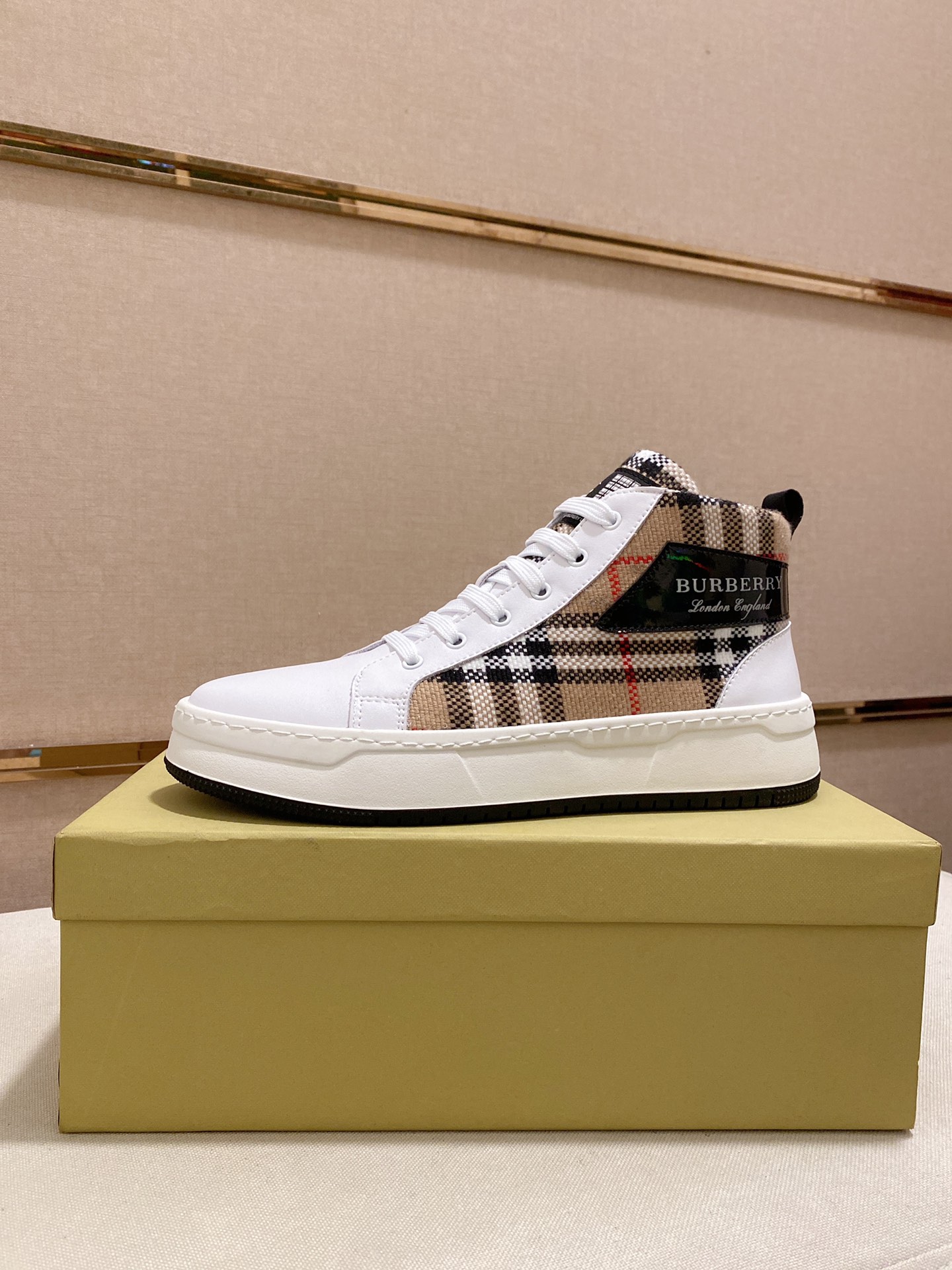 I5  BURBERRY 巴宝莉 顶级代购同步发售正码数：38-44意大利进口头层牛皮配布料.全进口羊皮内里,鞋底：原厂特供原版底,独家活动成型底超级舒适,原厂跟单货,高品质,可随意进出专柜,欢迎对比.可定做.45.46