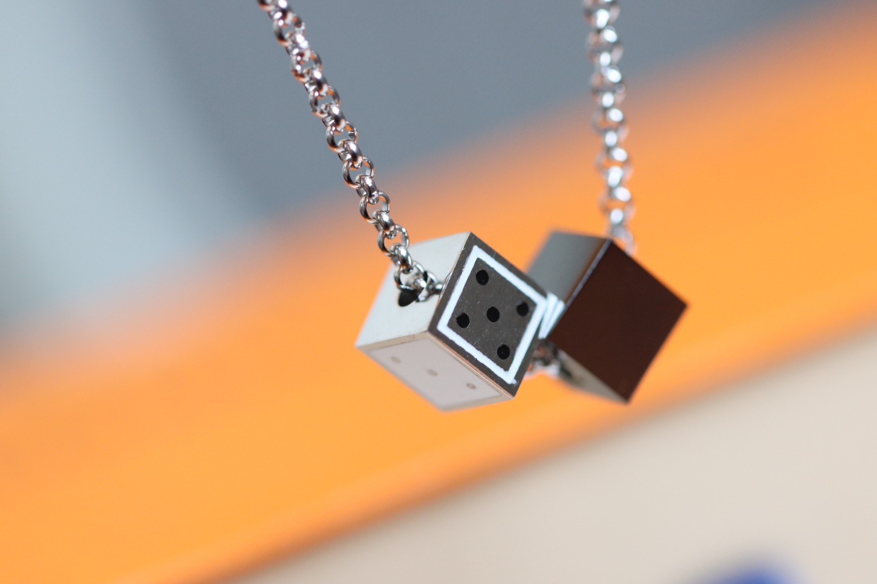 NO:103514,Louis Vuitton Play-It Lucky Dice Necklace LV Play-It necklace arranges squares that look like dice on elegant chains, and then embellishes Monogram flowers to show the brand's imagination. The details are also very beautiful. A dice necklace made of all-steel materials, full of fun!  Every face is different!  Chain length 55-60-65cm, three-speed adjustment, Lv necklace, louis vuitton, louis vuitton, necklace19860909Louis Vuitton Play-It幸运骰子项链 LV Play-It项链将恰似骰子的方块依次排列于雅致链条,再将 Monogram 花卉点缀其中,展现品牌内心的天马行空. 细节同样非常美丽 采用全钢材料制作,充满趣味的骰子项链！每个面都不一样！ 链长55-60-65cm、三档调节,Lv项链,louis vuitton,louis vuitton,necklace,Jewelry