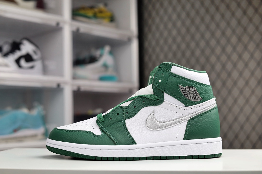 H5 Air Jordan AJ1 Retro High 全新配色极限压缩利润空间 超乎所想的高性价比 用料绝不含糊 上手即享受质感 工艺方面大到整体鞋型 漏斗收腰 底线拉帮 LOGO立体程度 小到针眼排布 载片对称 冲孔效果 鞋标规范 鞋垫背胶等等 无一不 是口碑收割 每双都是一个回头