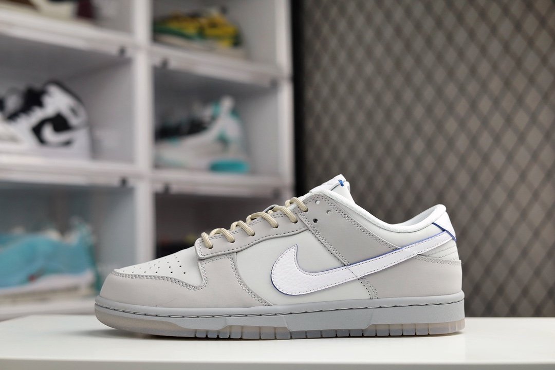 H0 Nk SB Dunk Low “Grey Leather” 月亮灰 SB低帮运动休闲板鞋 鞋款采用灰色皮质面料打造鞋面，搭配深灰色麂皮框架点缀，不同材质的拼接使鞋款更具层次感。鞋侧的 Swoosh 采用白色呈现，使鞋款更加立体。鞋款内衬及鞋舌为纯白色，鞋垫则采用罕见的蓝色打造，鞋带比较特殊，为圆形鞋带，并非以往的设计。