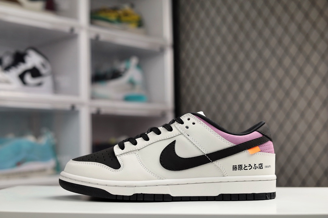 H5 NIKE DUNK SB “AE 86” 头文字D配色方面还原了「熊猫」 AE86 的黑白双拼设计，不过磨砂皮面的质感看起来似乎是更加偏向灰色。最经典「藤原とうふ店」字样在后跟侧面得到忠实还原，后跟处中底上还印有「群马 55 13-954」的车牌号。鞋侧 Swoosh Logo 末端的橙色标签则呼应车尾灯，丰富的动画元素细节让整双鞋极具辨识度
