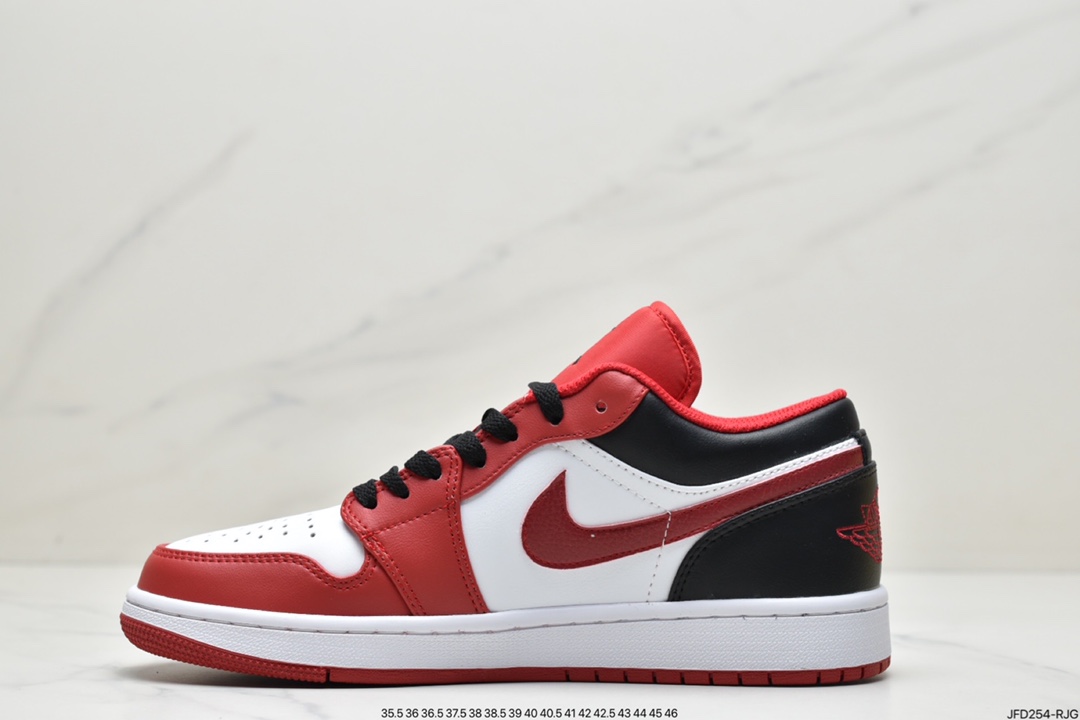 170 Air Jordan 1 Low 芝加哥公牛队配色 这款低帮Air Jordan 1通体采用皮革制成，鞋舌和衬里均采用网眼面料。白色在覆盖层和品牌上用红色和黑色覆盖底座。其他细节包括白色中底和红色橡胶外底。 Air Jordan 1 Low 款式代码：553558-163 36-47.5半码 ID:JFD254-RJG
