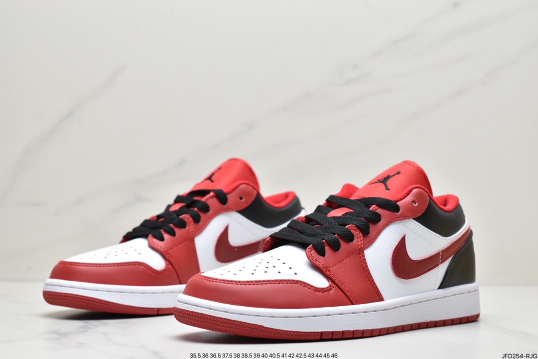 170 Air Jordan 1 Low 芝加哥公牛队配色 这款低帮Air Jordan 1通体采用皮革制成，鞋舌和衬里均采用网眼面料。白色在覆盖层和品牌上用红色和黑色覆盖底座。其他细节包括白色中底和红色橡胶外底。 Air Jordan 1 Low 款式代码：553558-163 36-47.5半码 ID:JFD254-RJG