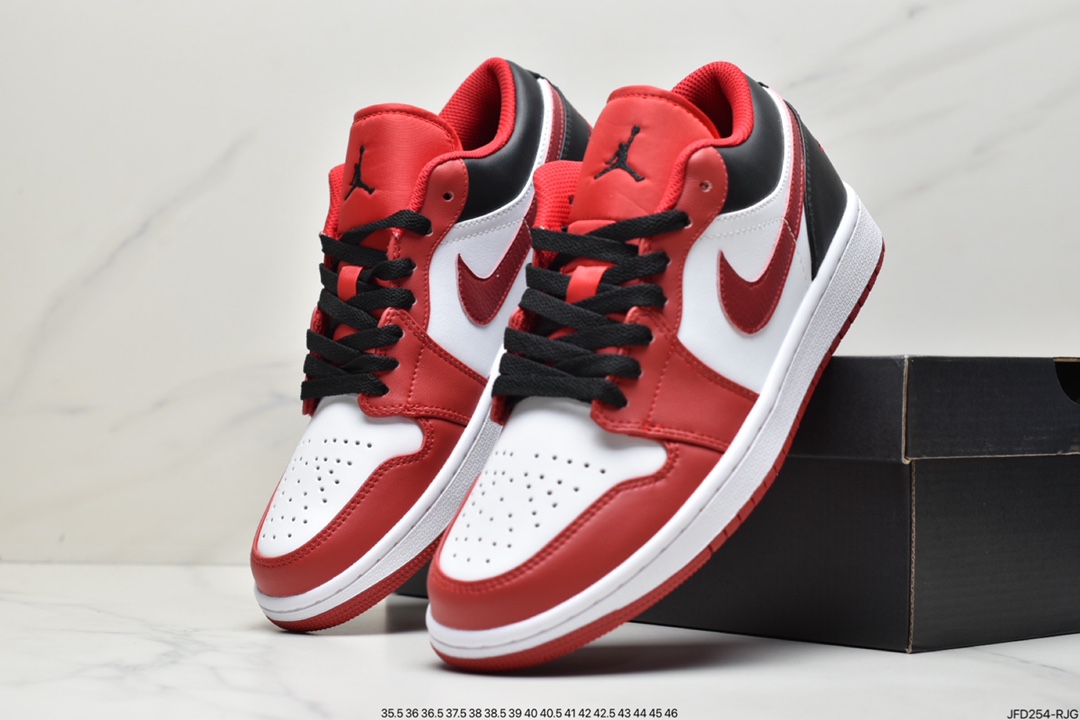 170 Air Jordan 1 Low 芝加哥公牛队配色 这款低帮Air Jordan 1通体采用皮革制成，鞋舌和衬里均采用网眼面料。白色在覆盖层和品牌上用红色和黑色覆盖底座。其他细节包括白色中底和红色橡胶外底。 Air Jordan 1 Low 款式代码：553558-163 36-47.5半码 ID:JFD254-RJG