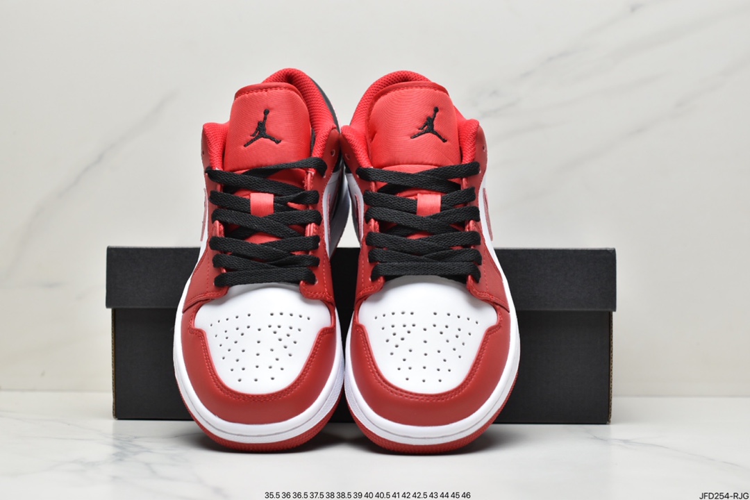 170 Air Jordan 1 Low 芝加哥公牛队配色 这款低帮Air Jordan 1通体采用皮革制成，鞋舌和衬里均采用网眼面料。白色在覆盖层和品牌上用红色和黑色覆盖底座。其他细节包括白色中底和红色橡胶外底。 Air Jordan 1 Low 款式代码：553558-163 36-47.5半码 ID:JFD254-RJG