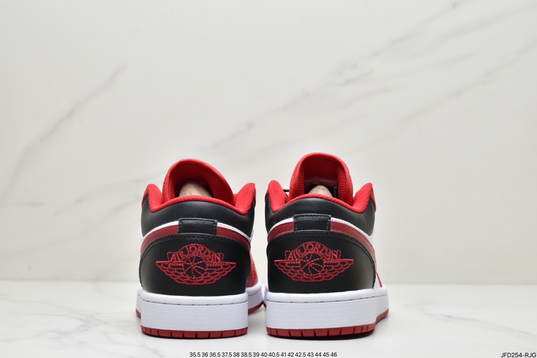 170 Air Jordan 1 Low 芝加哥公牛队配色 这款低帮Air Jordan 1通体采用皮革制成，鞋舌和衬里均采用网眼面料。白色在覆盖层和品牌上用红色和黑色覆盖底座。其他细节包括白色中底和红色橡胶外底。 Air Jordan 1 Low 款式代码：553558-163 36-47.5半码 ID:JFD254-RJG