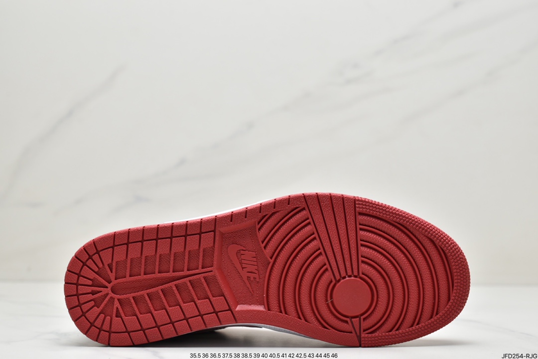 170 Air Jordan 1 Low 芝加哥公牛队配色 这款低帮Air Jordan 1通体采用皮革制成，鞋舌和衬里均采用网眼面料。白色在覆盖层和品牌上用红色和黑色覆盖底座。其他细节包括白色中底和红色橡胶外底。 Air Jordan 1 Low 款式代码：553558-163 36-47.5半码 ID:JFD254-RJG