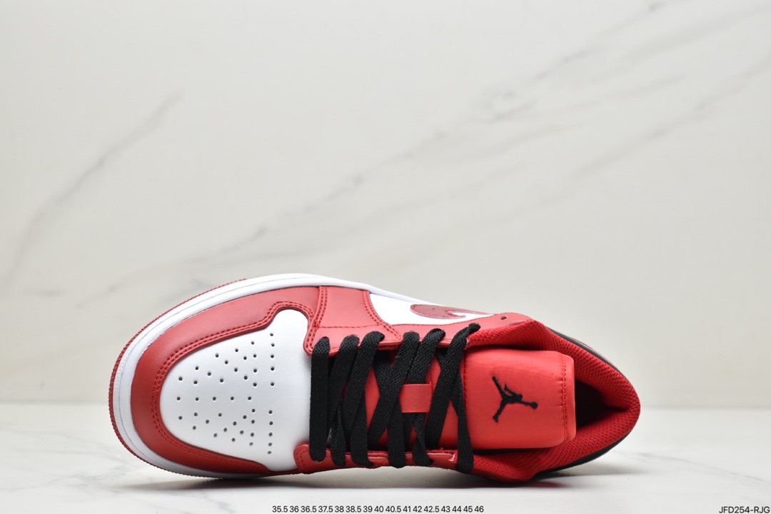 170 Air Jordan 1 Low 芝加哥公牛队配色 这款低帮Air Jordan 1通体采用皮革制成，鞋舌和衬里均采用网眼面料。白色在覆盖层和品牌上用红色和黑色覆盖底座。其他细节包括白色中底和红色橡胶外底。 Air Jordan 1 Low 款式代码：553558-163 36-47.5半码 ID:JFD254-RJG