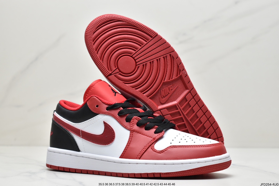 170 Air Jordan 1 Low 芝加哥公牛队配色 这款低帮Air Jordan 1通体采用皮革制成，鞋舌和衬里均采用网眼面料。白色在覆盖层和品牌上用红色和黑色覆盖底座。其他细节包括白色中底和红色橡胶外底。 Air Jordan 1 Low 款式代码：553558-163 36-47.5半码 ID:JFD254-RJG