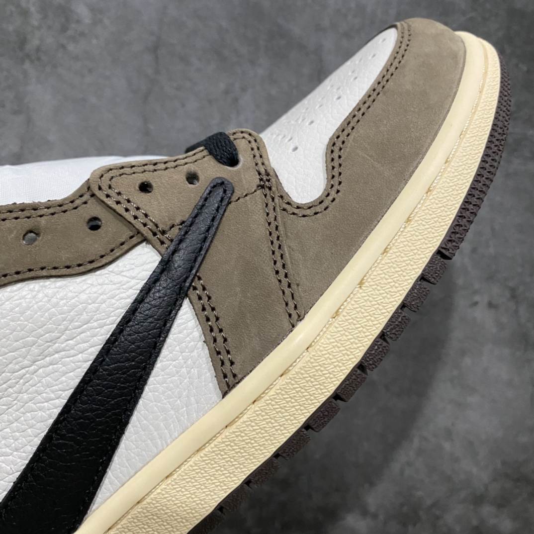 图片[6]-老DT版本Travis Scott x Air Jordan AJ1 TS 联名深棕倒勾 CD4487-100 全新升级网板中底 原楦原纸板开发 极致一眼正品既视感 原厂皮料 承诺百分百一致原鞋 鞋面清洁度最高QC检验标准 控制溢胶 飞翼3D高频深度立体 全市场仅此一家 鞋盒、防尘纸 均采购来自原厂 尺码：36 36.5 37.5 38 38.5 39 40 40.5 41 42 42.5 43 44 44.5 45 46 47.5-选品中心