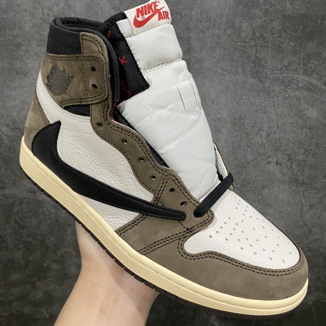 图片[3]-老DT版本Travis Scott x Air Jordan AJ1 TS 联名深棕倒勾 CD4487-100 全新升级网板中底 原楦原纸板开发 极致一眼正品既视感 原厂皮料 承诺百分百一致原鞋 鞋面清洁度最高QC检验标准 控制溢胶 飞翼3D高频深度立体 全市场仅此一家 鞋盒、防尘纸 均采购来自原厂 尺码：36 36.5 37.5 38 38.5 39 40 40.5 41 42 42.5 43 44 44.5 45 46 47.5-选品中心