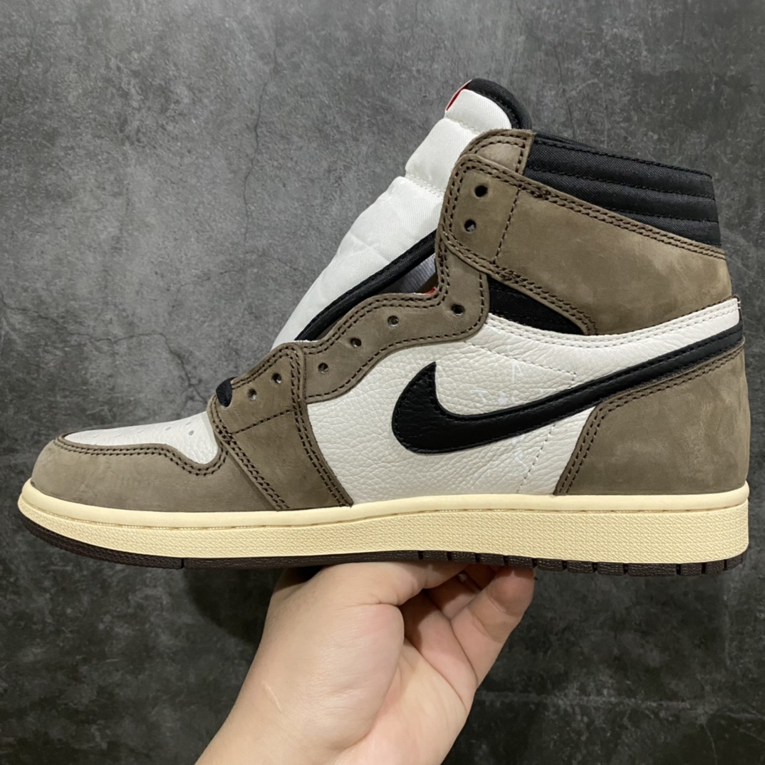 图片[2]-老DT版本Travis Scott x Air Jordan AJ1 TS 联名深棕倒勾 CD4487-100 全新升级网板中底 原楦原纸板开发 极致一眼正品既视感 原厂皮料 承诺百分百一致原鞋 鞋面清洁度最高QC检验标准 控制溢胶 飞翼3D高频深度立体 全市场仅此一家 鞋盒、防尘纸 均采购来自原厂 尺码：36 36.5 37.5 38 38.5 39 40 40.5 41 42 42.5 43 44 44.5 45 46 47.5-选品中心