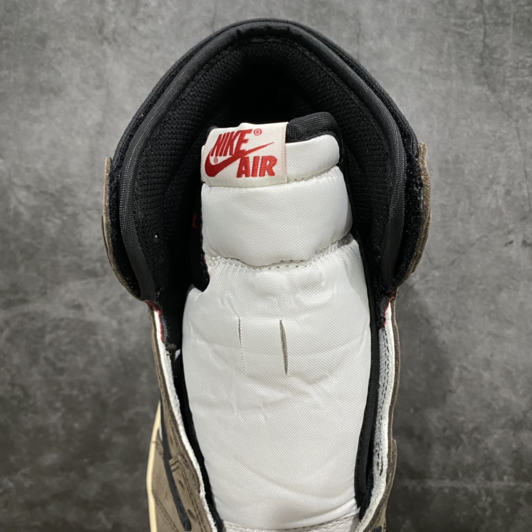 图片[8]-老DT版本Travis Scott x Air Jordan AJ1 TS 联名深棕倒勾 CD4487-100 全新升级网板中底 原楦原纸板开发 极致一眼正品既视感 原厂皮料 承诺百分百一致原鞋 鞋面清洁度最高QC检验标准 控制溢胶 飞翼3D高频深度立体 全市场仅此一家 鞋盒、防尘纸 均采购来自原厂 尺码：36 36.5 37.5 38 38.5 39 40 40.5 41 42 42.5 43 44 44.5 45 46 47.5-选品中心