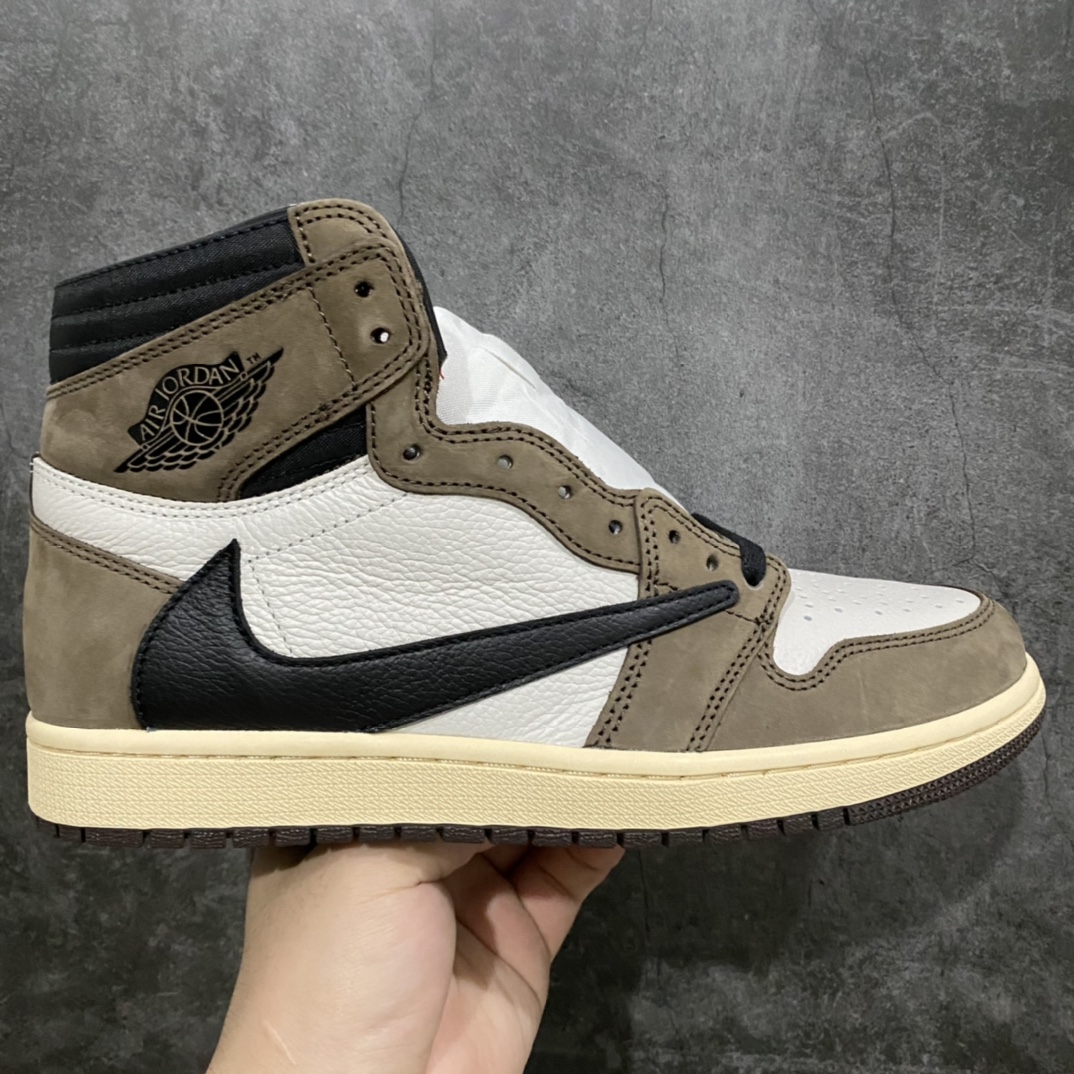 老DT版本Travis Scott x Air Jordan AJ1 TS 联名深棕倒勾 CD4487-100 全新升级网板中底 原楦原纸板开发 极致一眼正品既视感 原厂皮料 承诺百分百一致原鞋 鞋面清洁度最高QC检验标准 控制溢胶 飞翼3D高频深度立体 全市场仅此一家 鞋盒、防尘纸 均采购来自原厂 尺码：36 36.5 37.5 38 38.5 39 40 40.5 41 42 42.5 43 44 44.5 45 46 47.5-选品中心