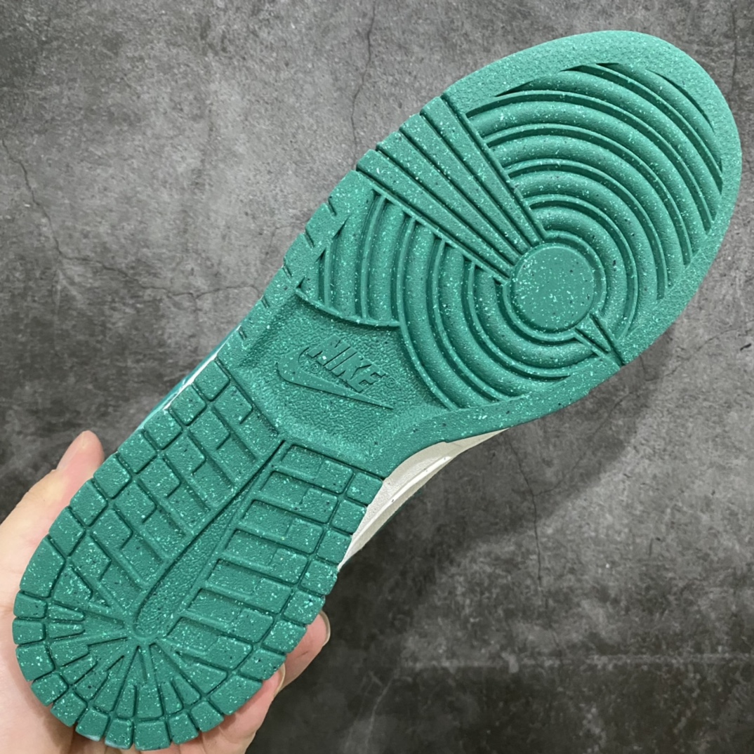 图片[9]-lw版纯原Dunk Low SE \”85\” 帆白绿双钩 DO9457-101 原装头层材料 用料绝不含糊 独家版型蒸餾加工帶來的是更好的视觉和脚感体验 清洁度 电绣工艺 皮料切割干净无任何毛边 细节完美 尺码：36 36.5 37.5 38 38.5 39 40 40.5 41 42 42.5 43 44 44.5 45 46 47.5-选品中心