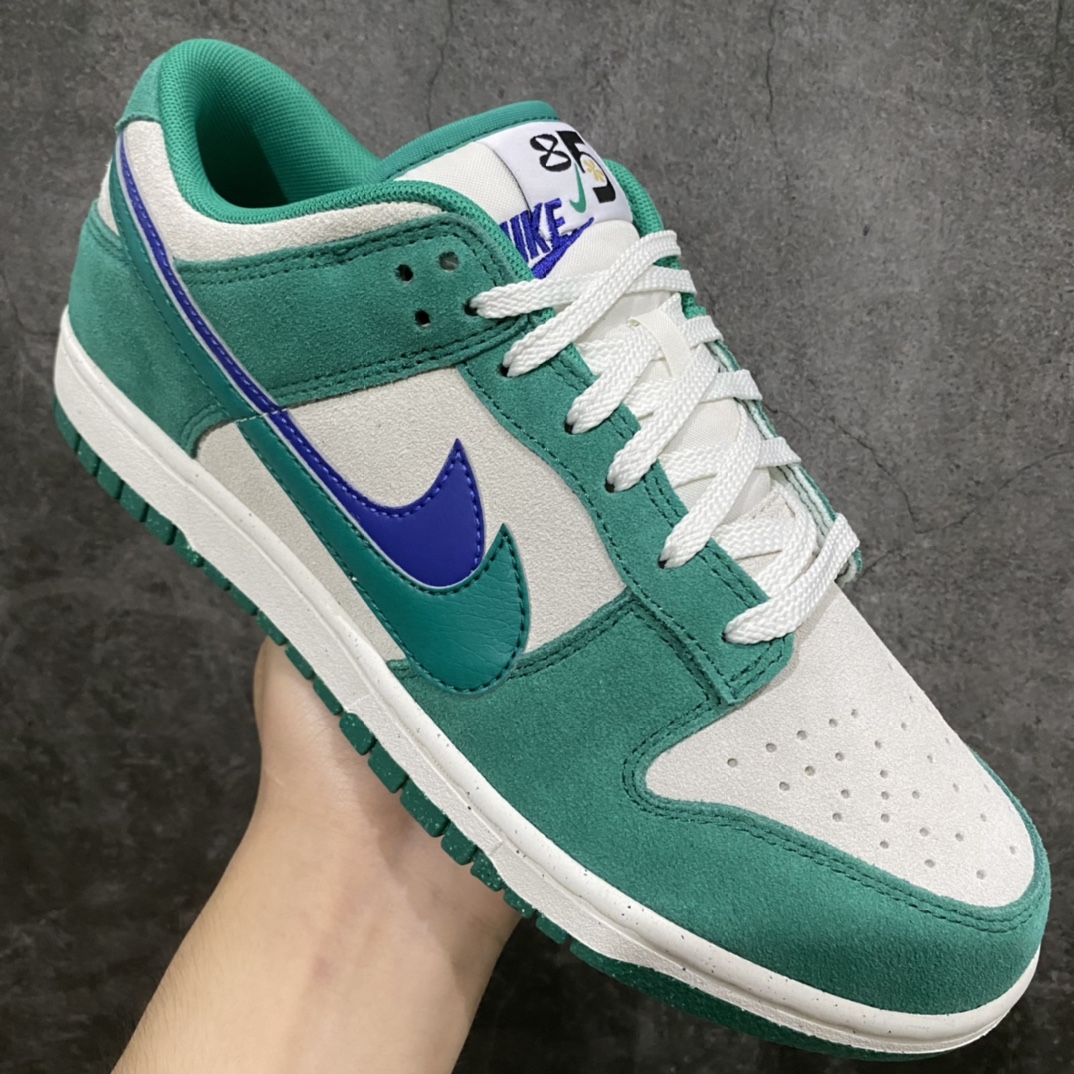 图片[3]-lw版纯原Dunk Low SE \”85\” 帆白绿双钩 DO9457-101 原装头层材料 用料绝不含糊 独家版型蒸餾加工帶來的是更好的视觉和脚感体验 清洁度 电绣工艺 皮料切割干净无任何毛边 细节完美 尺码：36 36.5 37.5 38 38.5 39 40 40.5 41 42 42.5 43 44 44.5 45 46 47.5-选品中心