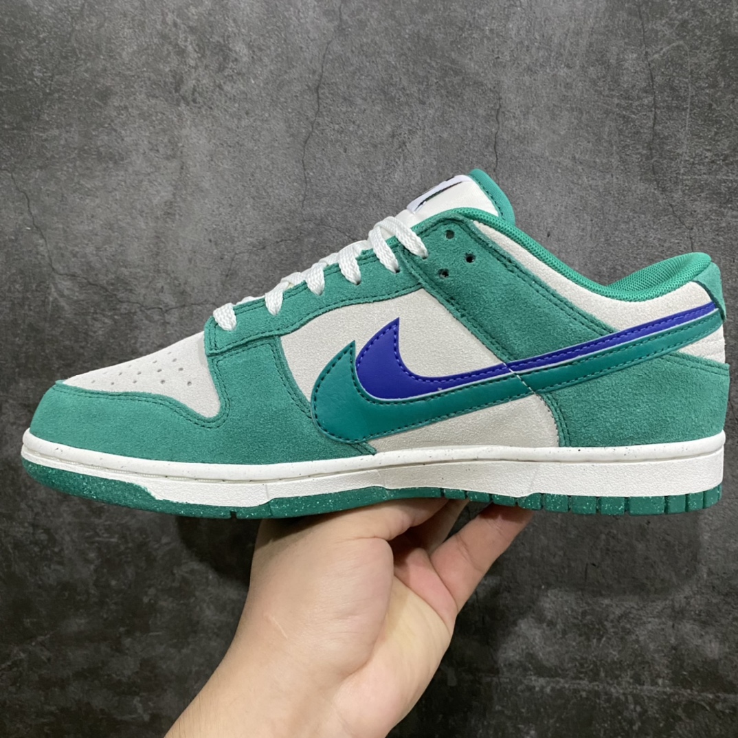 图片[2]-lw版纯原Dunk Low SE \”85\” 帆白绿双钩 DO9457-101 原装头层材料 用料绝不含糊 独家版型蒸餾加工帶來的是更好的视觉和脚感体验 清洁度 电绣工艺 皮料切割干净无任何毛边 细节完美 尺码：36 36.5 37.5 38 38.5 39 40 40.5 41 42 42.5 43 44 44.5 45 46 47.5-选品中心