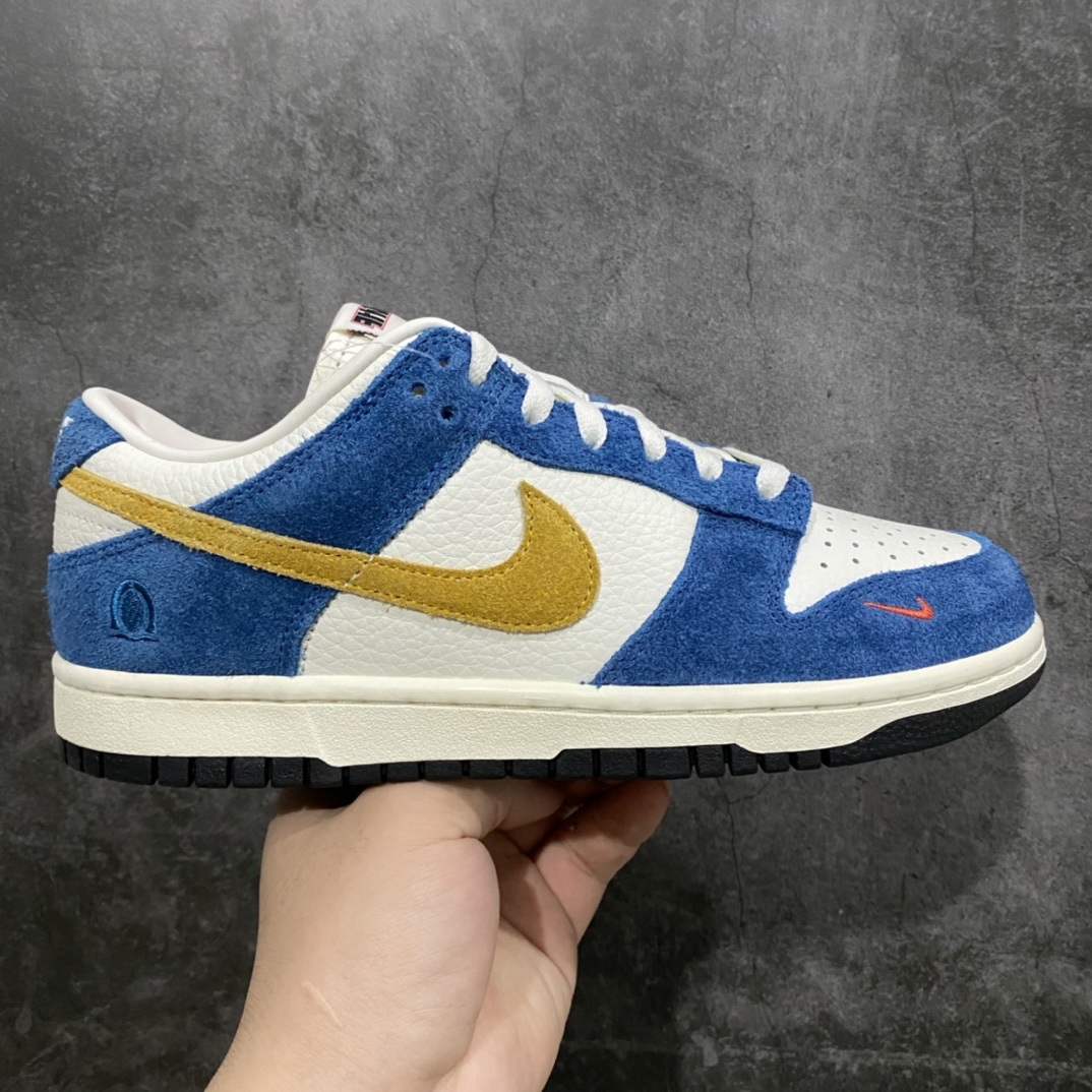 M纯原 Kasina x NK SB Dunk Low 韩国限定 巴士蓝 涡轮蓝 CZ6501-100 圈内最强 零售首选 独家原厂航空铝磨具打磨大底 鞋头坡度极致还原 原盒原配 圈内天花板工艺 原厂冲刀 超高清洁度 全鞋零毛边皮料切割 全套原楦原模倾力打造完美版型 采用原厂百宏鞋带以及原厂百宏织唛舌标 内标可供原厂几率过验 原厂中底布黄色点胶 原厂中底布拉帮走线遵循公司‼️ 尺码:36 36.5 37.5 38 38.5 39 40 40.5 41 42 42.5 43 44 45 46 47.5-选品中心