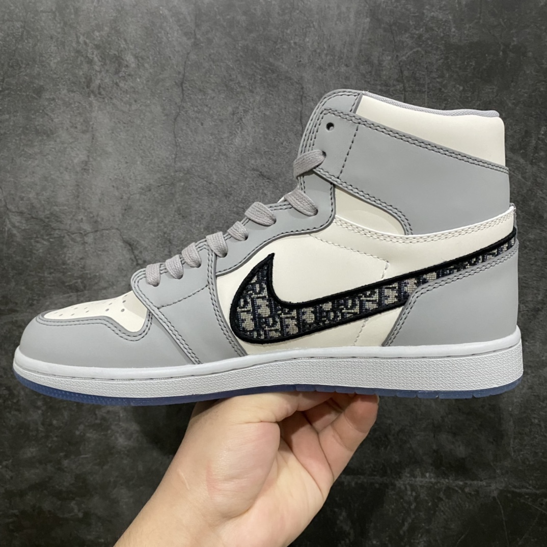 图片[2]-LW老汪版Dior x Air Jordan 1 AJ1大迪奥高帮 整个市场最贵的版本 也是最稳的版本 真正购入原鞋拆解开发 材料全部使用原厂材料 细节做工完美复刻原鞋 勾子刺绣效果市场别无二家 无需太多文案描述 高端零售的顾客 要想最稳的版本 此版本是不二之选！ 尺码：36-47.5-选品中心