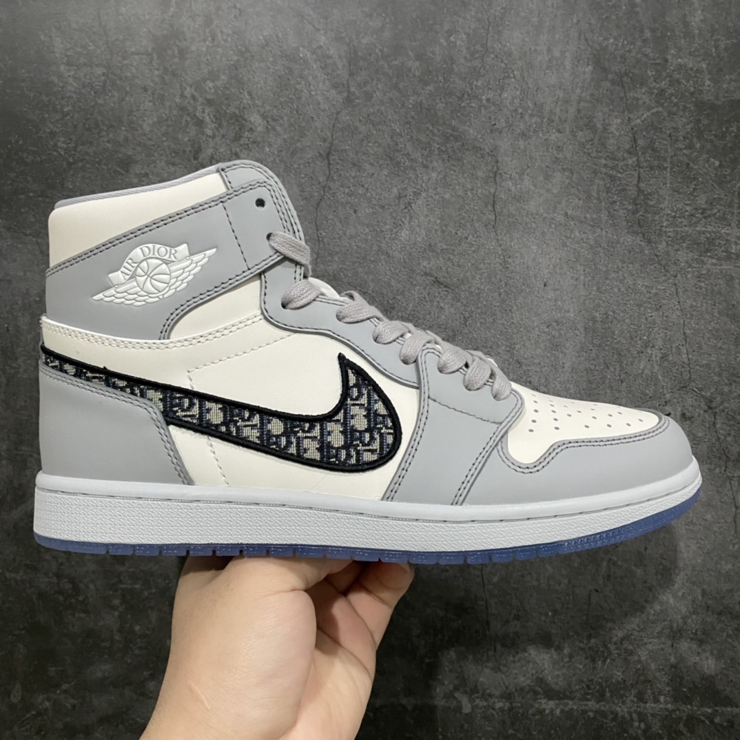 LW老汪版Dior x Air Jordan 1 AJ1大迪奥高帮 整个市场最贵的版本 也是最稳的版本 真正购入原鞋拆解开发 材料全部使用原厂材料 细节做工完美复刻原鞋 勾子刺绣效果市场别无二家 无需太多文案描述 高端零售的顾客 要想最稳的版本 此版本是不二之选! 尺码:36-47.5-选品中心