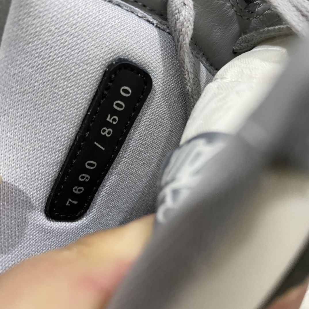 LW老汪版Dior x Air Jordan 1 AJ1大迪奥高帮 整个市场最贵的版本 也是最稳的版本 真正购入原鞋拆解开发 材料全部使用原厂材料 细节做工完美复刻原鞋 勾子刺绣效果市场别无二家 无需太多文案描述 高端零售的顾客 要想最稳的版本 此版本是不二之选! 尺码:36-47.5-选品中心