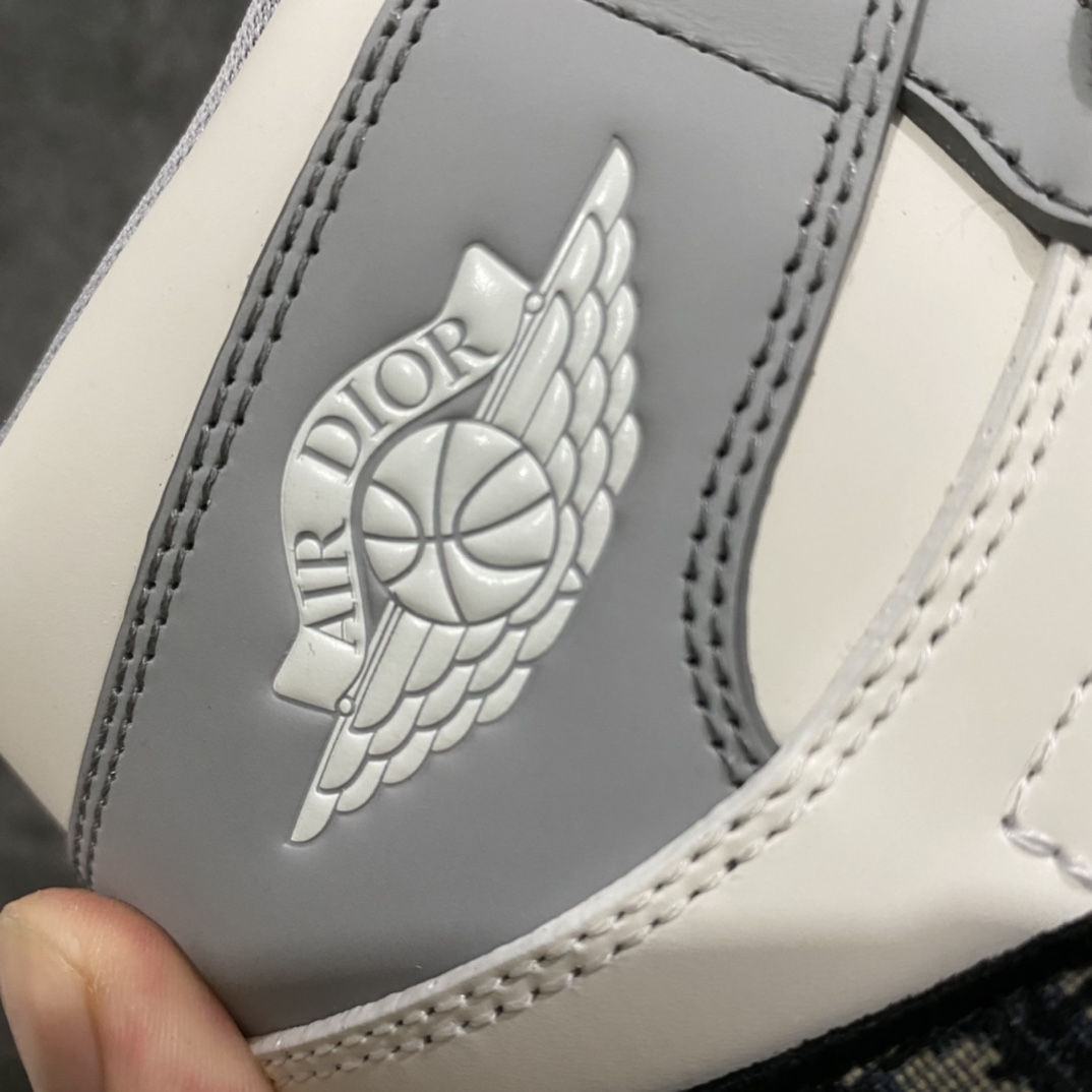 图片[2]-LW老汪版Dior x Air Jordan 1 AJ1大迪奥高帮 整个市场最贵的版本 也是最稳的版本 真正购入原鞋拆解开发 材料全部使用原厂材料 细节做工完美复刻原鞋 勾子刺绣效果市场别无二家 无需太多文案描述 高端零售的顾客 要想最稳的版本 此版本是不二之选！ 尺码：36-47.5-选品中心