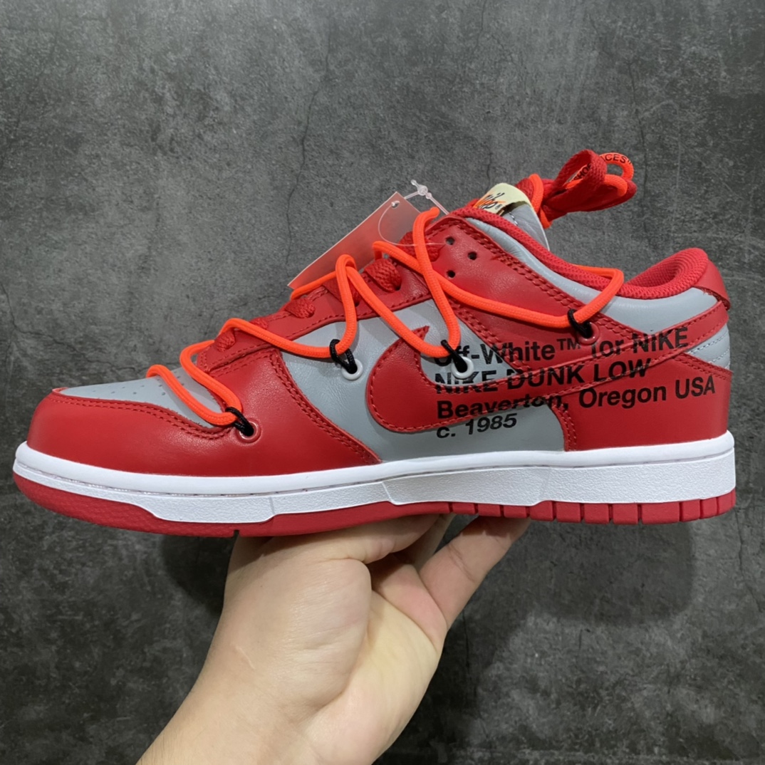 图片[2]-Top版本Off-White™ x NK Dunk Low OW联名灰红CT0856-600 原厂皮料加持 原楦原模打造完美版型 原厂航空铝磨具打磨大底 极致还原 无解鞋型 原盒原装配套 圈内天花板工艺 原厂冲刀 超高清洁度 全鞋零毛边皮料切割 采用原厂百宏鞋带以及原厂百宏织唛舌标 鞋带孔收紧绳长度 足以区分市面口嗨版本 原厂油墨 色泽亮度 高频效果一致 原厂拉帮工艺 针距密度一致 一针一线自然拉伸不弯曲 青岛定制原装标几率过验 尺码：36 36.5 37.5 38 38.5 39 40 40.5 41 42 42.5 43 44 44.5 45 46 47.5-选品中心