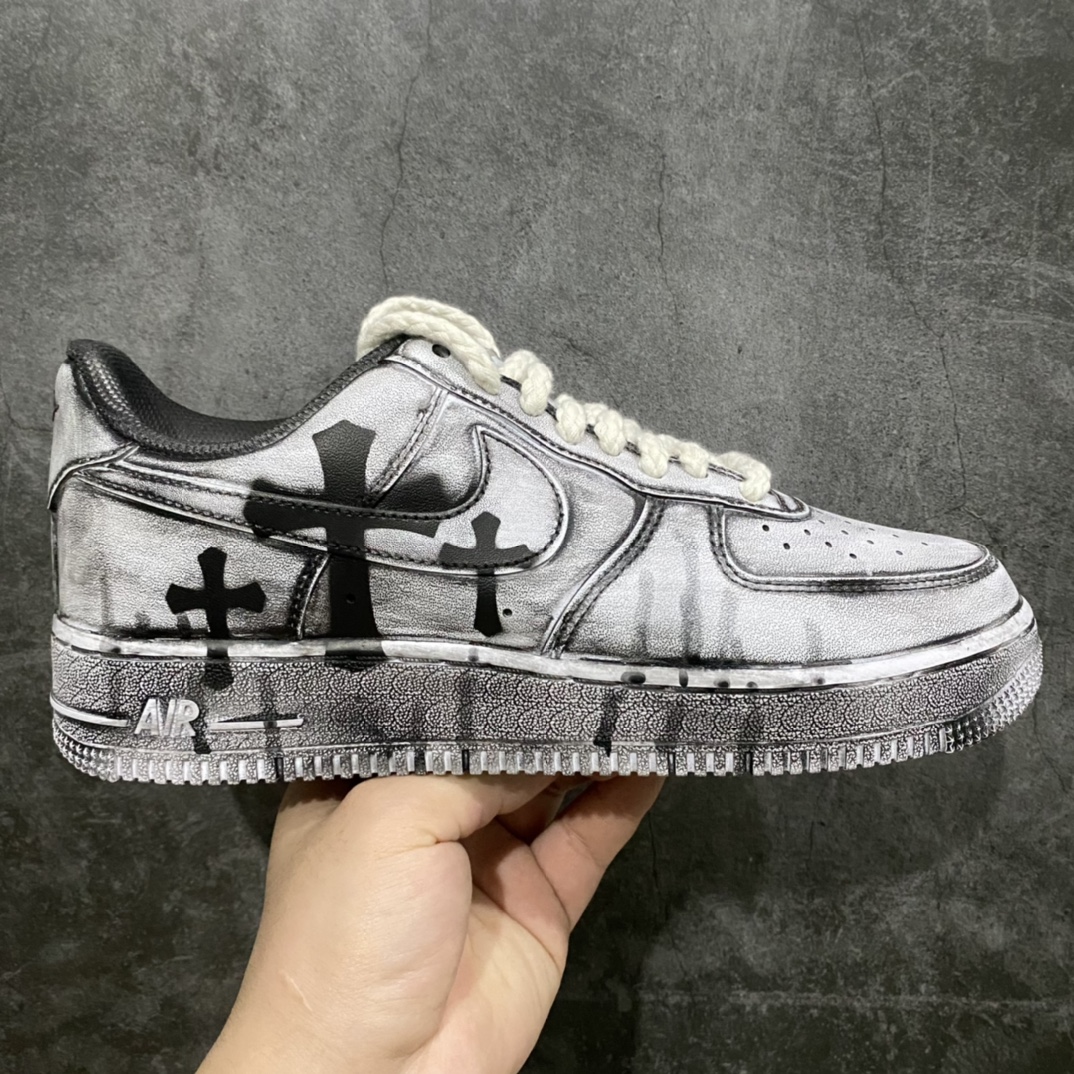 神级客制 NK Air Force 1 Low 空军一号低帮休闲板鞋 克罗心联名定制白黑泼墨配色 该鞋款整体以纯白空军作为基鞋纯手工定制改造 融入克罗心文化元素 采用侵染做旧油泼墨 克罗心十字架徽标 后跟印有上帝保佑\