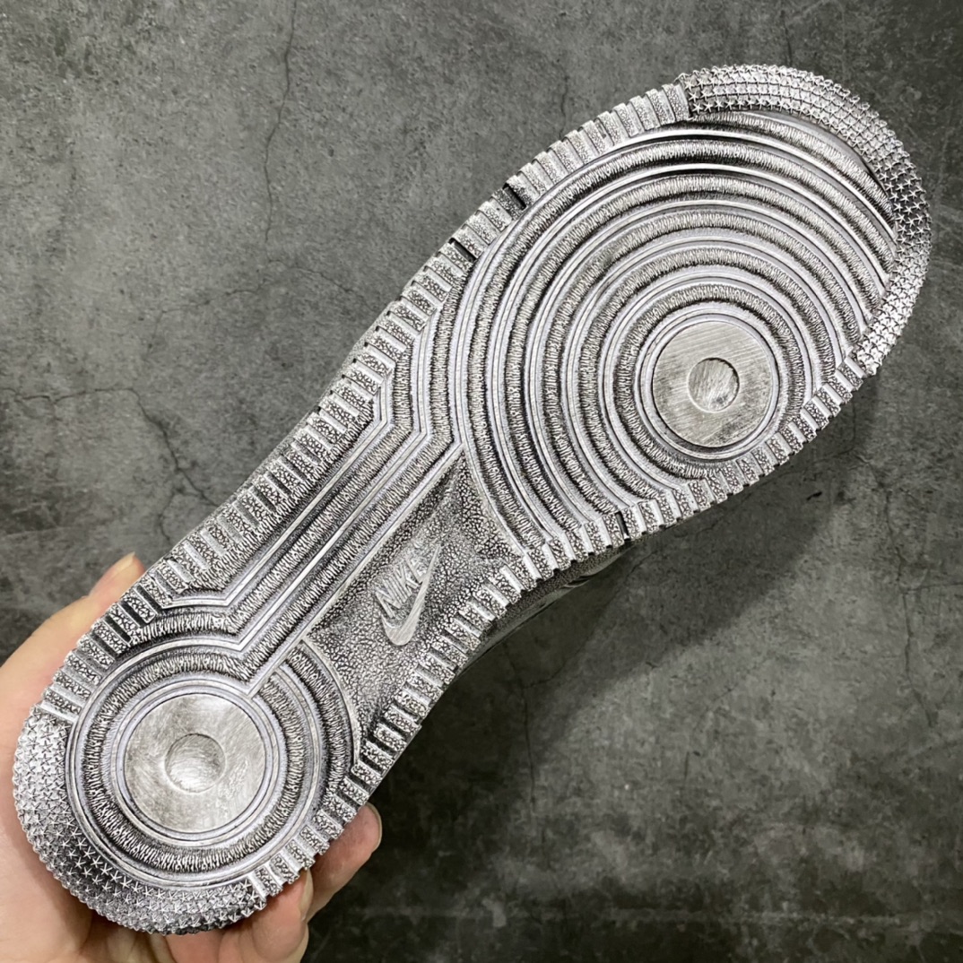 图片[9]-神级客制 NK Air Force 1 Low 空军一号低帮休闲板鞋 克罗心联名定制白黑泼墨配色 该鞋款整体以纯白空军作为基鞋纯手工定制改造 融入克罗心文化元素 采用侵染做旧油泼墨 克罗心十字架徽标 后跟印有上帝保佑\”Godbless\”英文字样 INS客制大神限定配色 外贸专供 尺码：36 36.5 37.5 38 38.5 39 40 40.5 41 42 42.5 43 44 44.5 45 46-选品中心