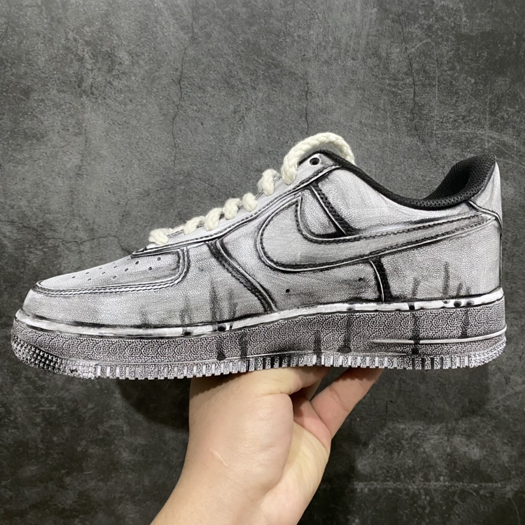 图片[2]-神级客制 NK Air Force 1 Low 空军一号低帮休闲板鞋 克罗心联名定制白黑泼墨配色 该鞋款整体以纯白空军作为基鞋纯手工定制改造 融入克罗心文化元素 采用侵染做旧油泼墨 克罗心十字架徽标 后跟印有上帝保佑\”Godbless\”英文字样 INS客制大神限定配色 外贸专供 尺码：36 36.5 37.5 38 38.5 39 40 40.5 41 42 42.5 43 44 44.5 45 46-选品中心