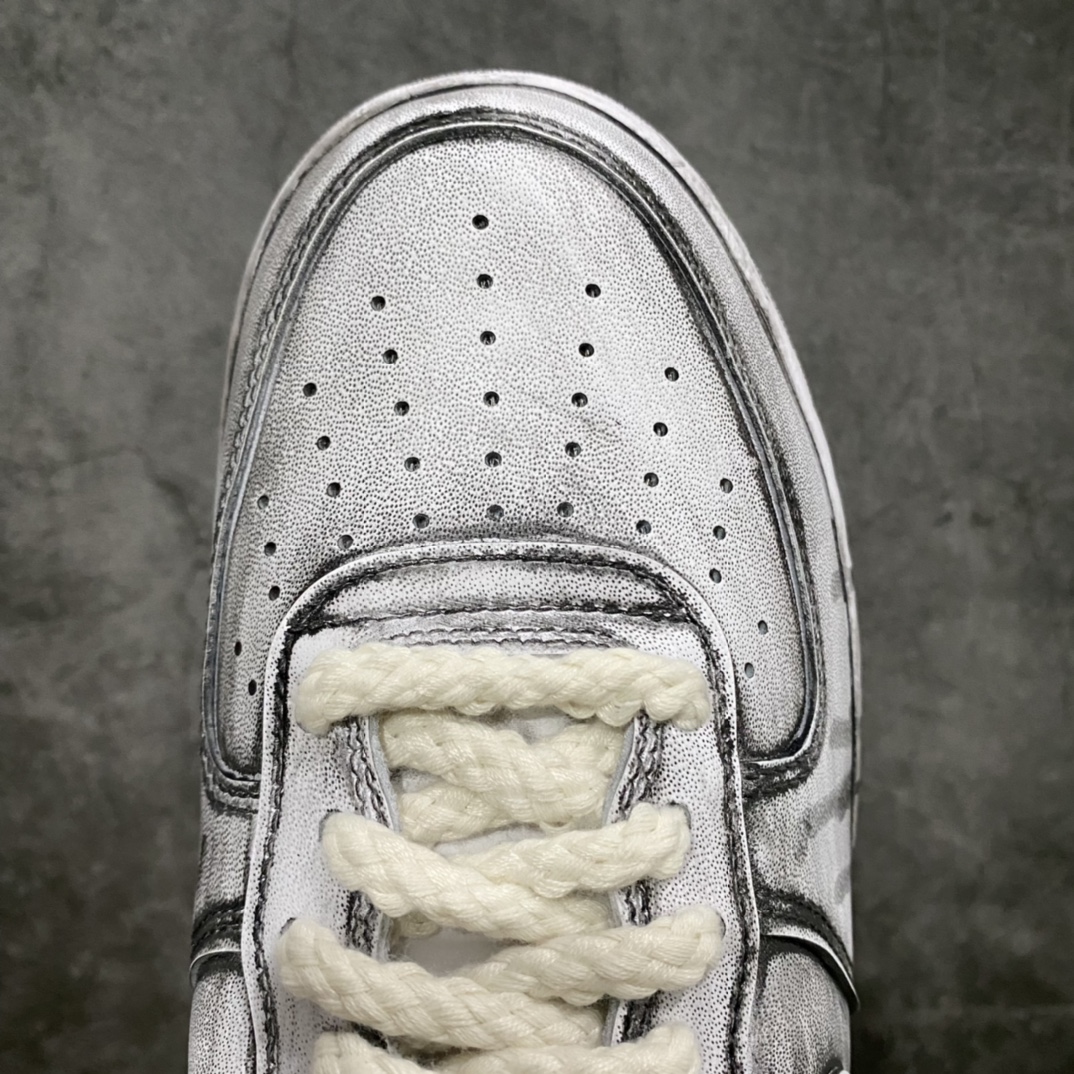 图片[5]-神级客制 NK Air Force 1 Low 空军一号低帮休闲板鞋 克罗心联名定制白黑泼墨配色 该鞋款整体以纯白空军作为基鞋纯手工定制改造 融入克罗心文化元素 采用侵染做旧油泼墨 克罗心十字架徽标 后跟印有上帝保佑\”Godbless\”英文字样 INS客制大神限定配色 外贸专供 尺码：36 36.5 37.5 38 38.5 39 40 40.5 41 42 42.5 43 44 44.5 45 46-选品中心