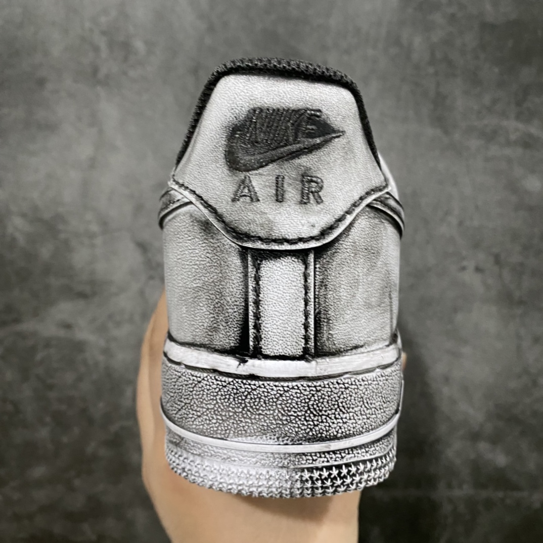 图片[4]-神级客制 NK Air Force 1 Low 空军一号低帮休闲板鞋 克罗心联名定制白黑泼墨配色 该鞋款整体以纯白空军作为基鞋纯手工定制改造 融入克罗心文化元素 采用侵染做旧油泼墨 克罗心十字架徽标 后跟印有上帝保佑\”Godbless\”英文字样 INS客制大神限定配色 外贸专供 尺码：36 36.5 37.5 38 38.5 39 40 40.5 41 42 42.5 43 44 44.5 45 46-选品中心