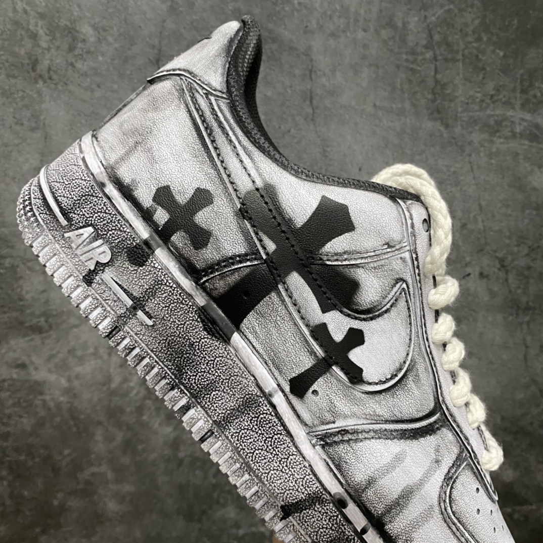 图片[7]-神级客制 NK Air Force 1 Low 空军一号低帮休闲板鞋 克罗心联名定制白黑泼墨配色 该鞋款整体以纯白空军作为基鞋纯手工定制改造 融入克罗心文化元素 采用侵染做旧油泼墨 克罗心十字架徽标 后跟印有上帝保佑\”Godbless\”英文字样 INS客制大神限定配色 外贸专供 尺码：36 36.5 37.5 38 38.5 39 40 40.5 41 42 42.5 43 44 44.5 45 46-选品中心