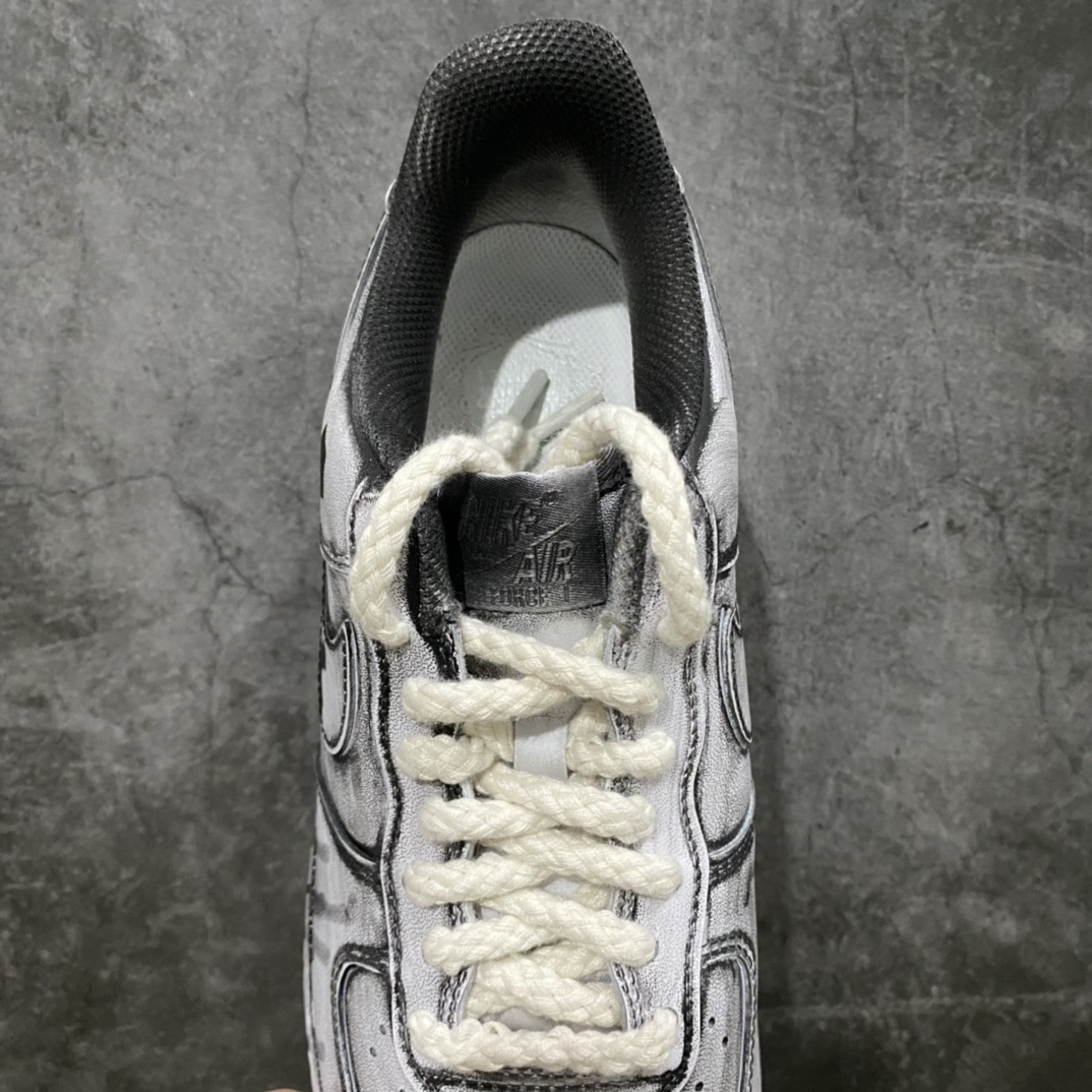 图片[8]-神级客制 NK Air Force 1 Low 空军一号低帮休闲板鞋 克罗心联名定制白黑泼墨配色 该鞋款整体以纯白空军作为基鞋纯手工定制改造 融入克罗心文化元素 采用侵染做旧油泼墨 克罗心十字架徽标 后跟印有上帝保佑\”Godbless\”英文字样 INS客制大神限定配色 外贸专供 尺码：36 36.5 37.5 38 38.5 39 40 40.5 41 42 42.5 43 44 44.5 45 46-选品中心