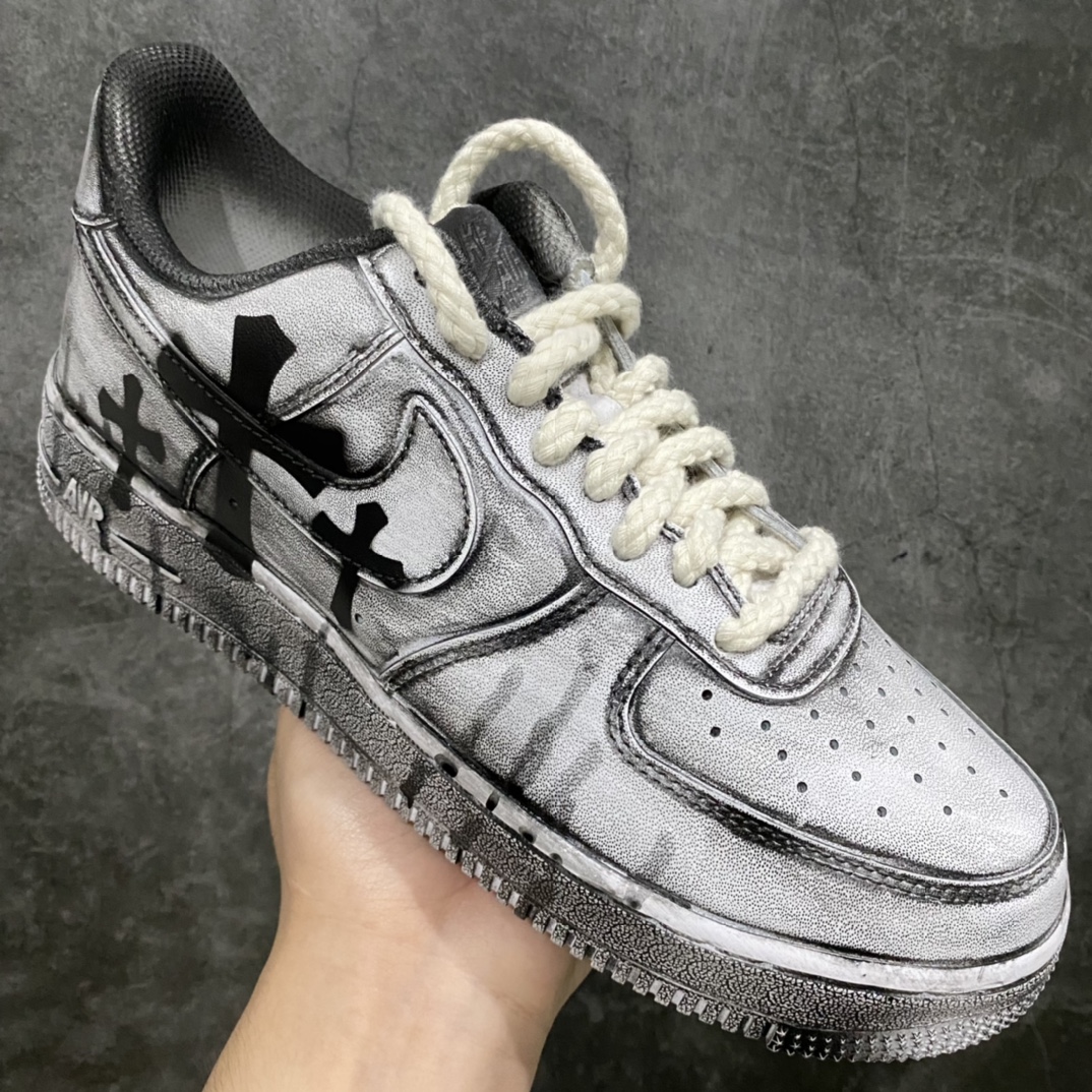 图片[3]-神级客制 NK Air Force 1 Low 空军一号低帮休闲板鞋 克罗心联名定制白黑泼墨配色 该鞋款整体以纯白空军作为基鞋纯手工定制改造 融入克罗心文化元素 采用侵染做旧油泼墨 克罗心十字架徽标 后跟印有上帝保佑\”Godbless\”英文字样 INS客制大神限定配色 外贸专供 尺码：36 36.5 37.5 38 38.5 39 40 40.5 41 42 42.5 43 44 44.5 45 46-选品中心