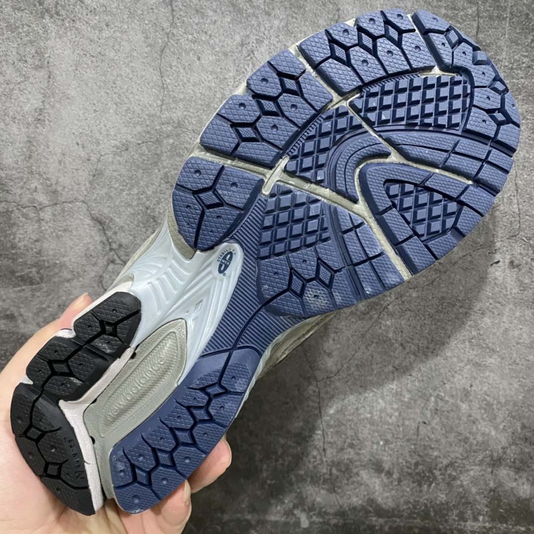 图片[9]-独家纯原版 新百伦New Balance ML2002RA NB2002R经典灰绿 全套原楦原纸板原厂数据开发 原厂网纱 原装进口荔枝纹皮料正确绒感卡色 正确中底拉帮中底网布细节 一比一手工擦旧效果 冲裁组合 匠心打造 耗时两个月开发完成 工艺极其复杂难度可想而知 新开独立私模大底 全网唯一正确做旧组合大底 高端零售专供产物 尺码：36/45-选品中心